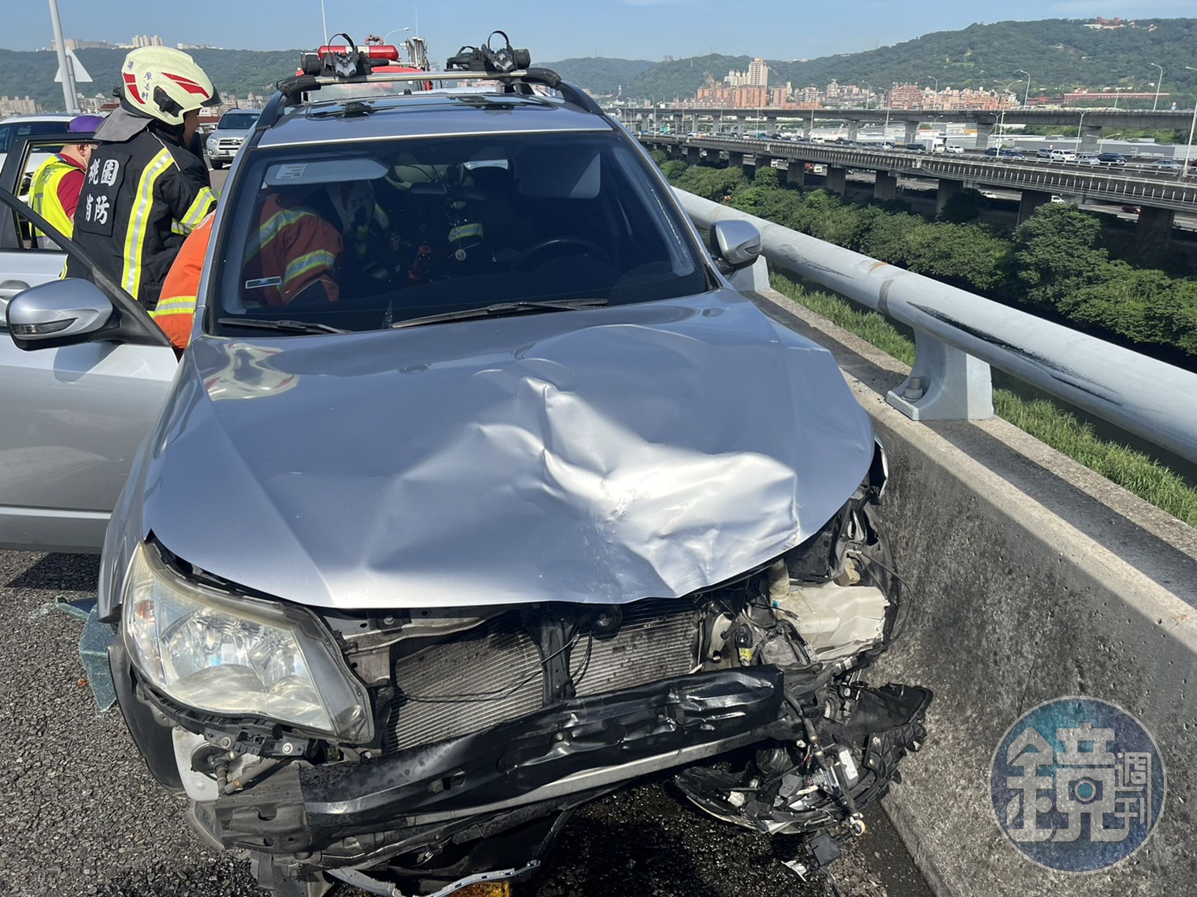 方男轎車遭後車追撞，再推撞前2車，造成車體嚴重毀損。（翻攝畫面）