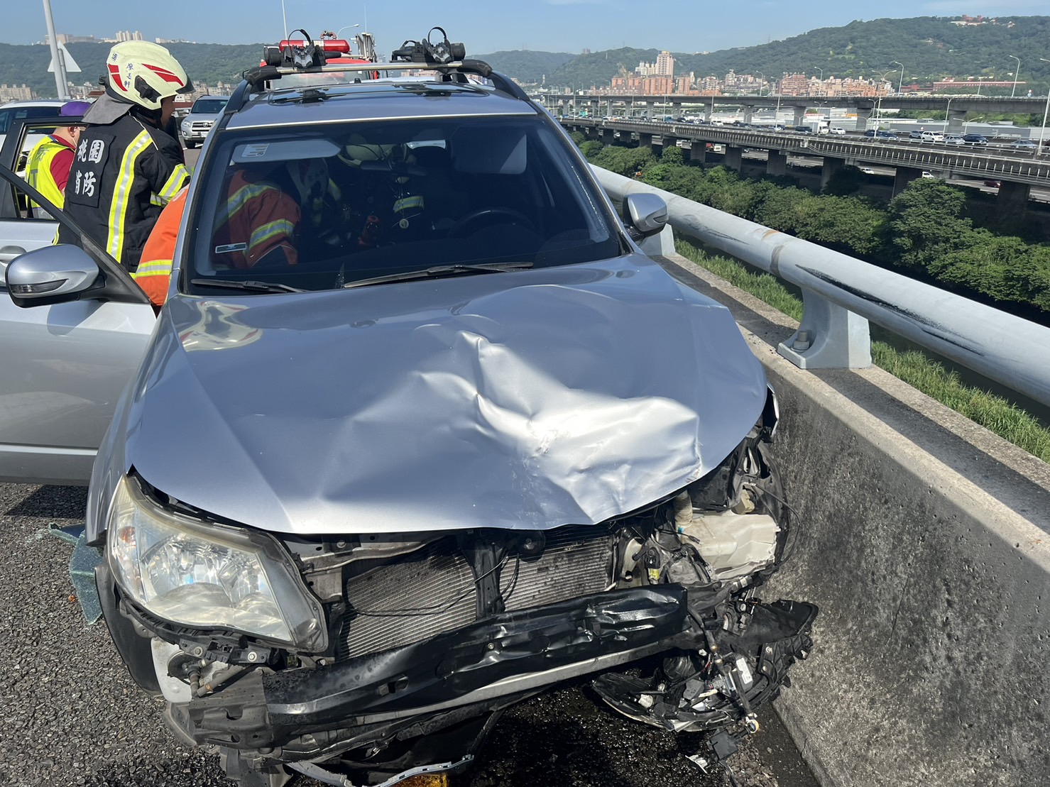 方男轎車遭後車追撞,再推撞前2車,造成車體嚴重毀損。(翻攝畫面)