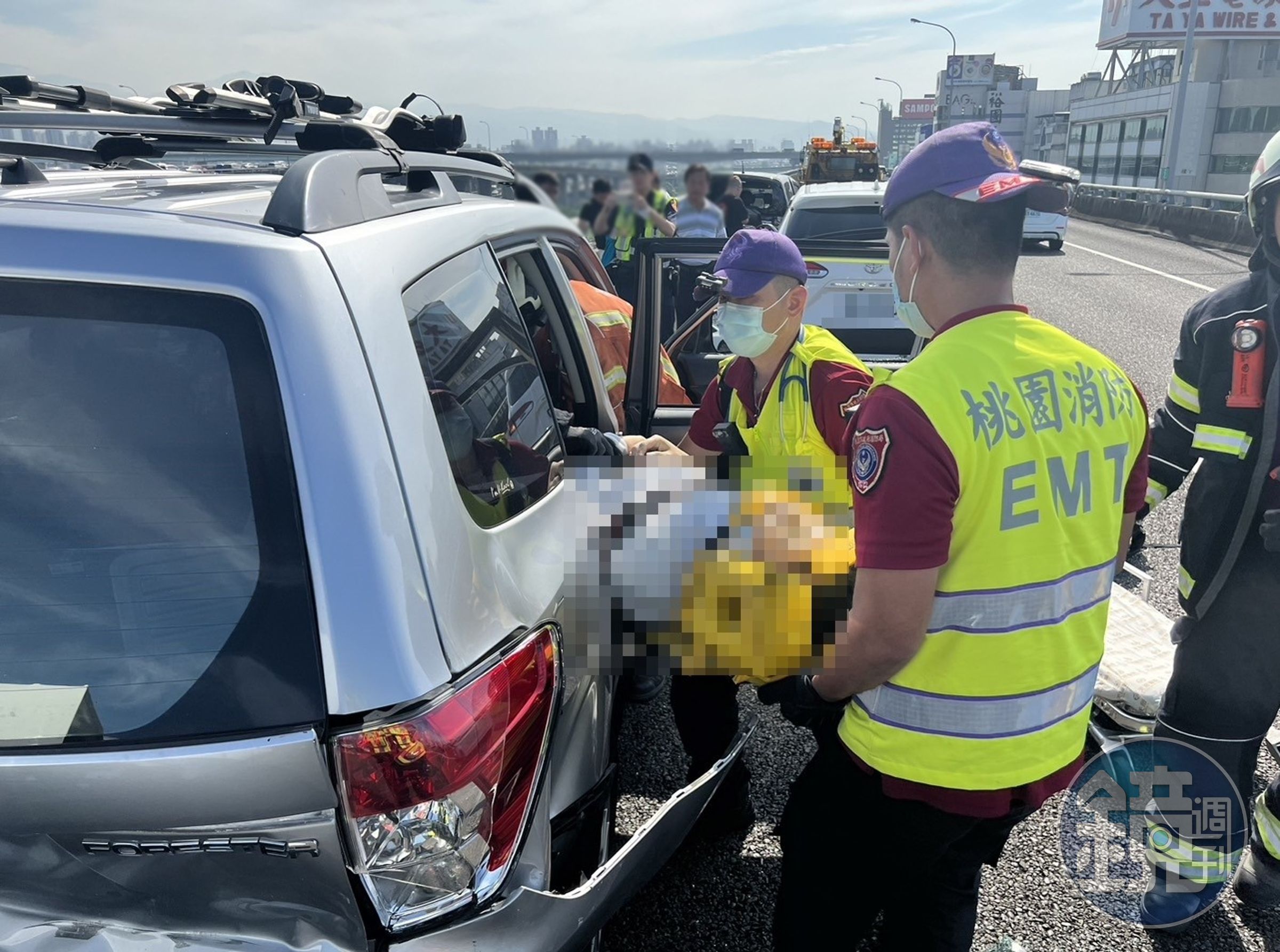 警消救出受困車內的方男，但他現場已無生命跡象。（翻攝畫面）