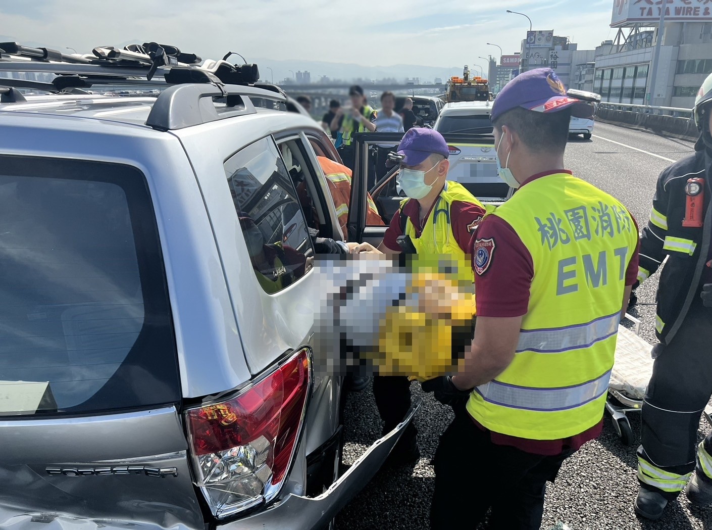 警消救出受困車內的方男，但他現場已無生命跡象。（翻攝畫面）