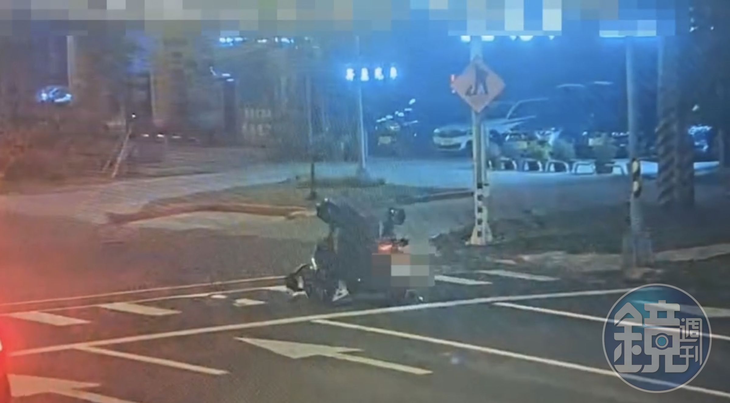 黃員騎車從後方追撞前方停等紅燈的機車騎士，2車雙雙倒地。（翻攝畫面）