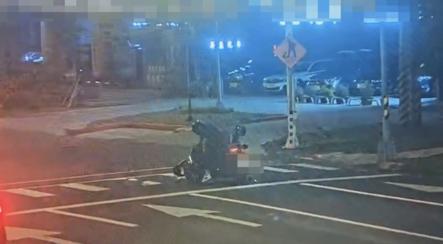 黃員騎車從後方追撞前方停等紅燈的機車騎士,2車雙雙倒地。(翻攝畫面)