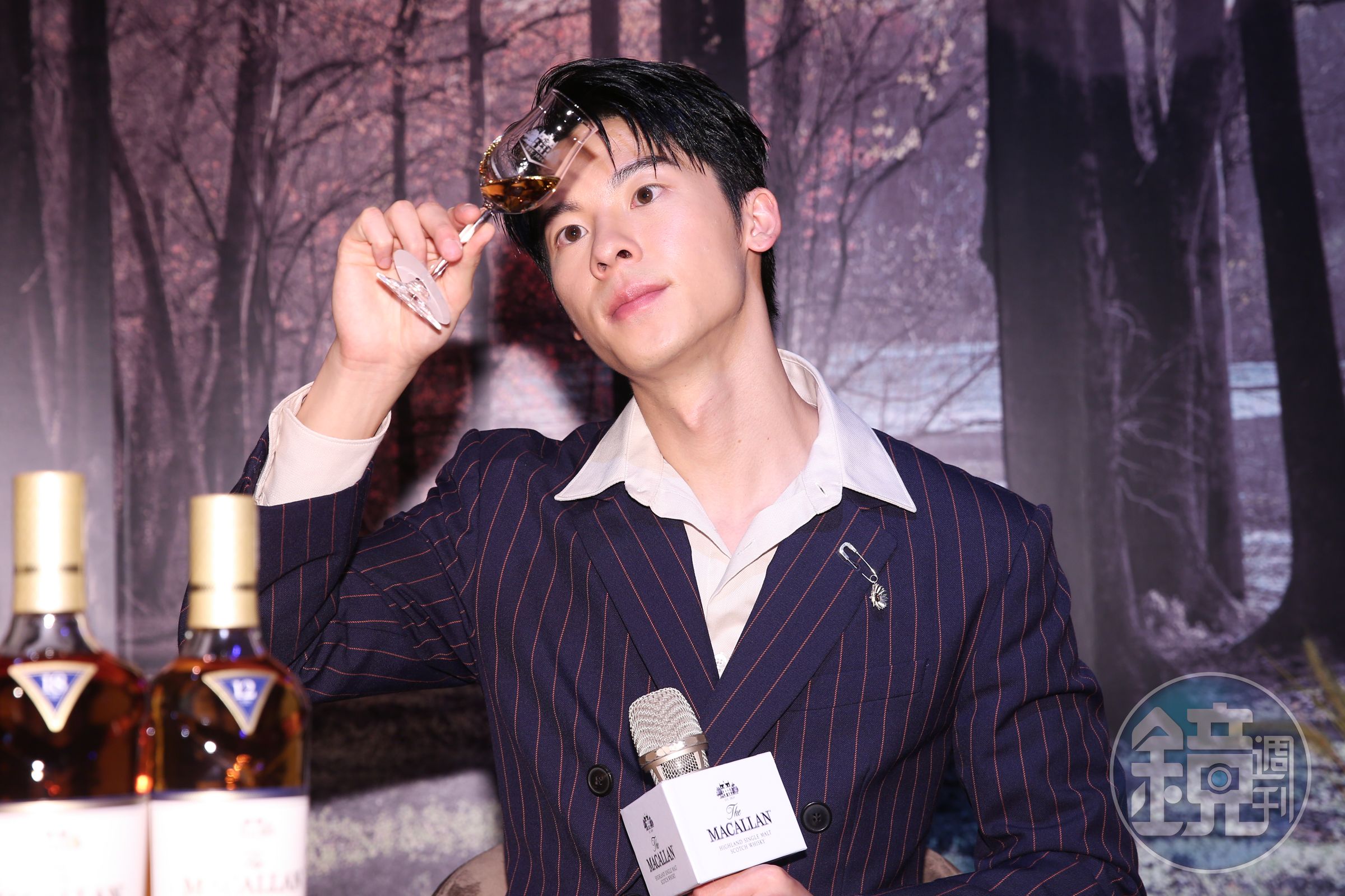 受邀為酒商代言,許光漢在記者會上親自品酒,但他自稱酒量普普。