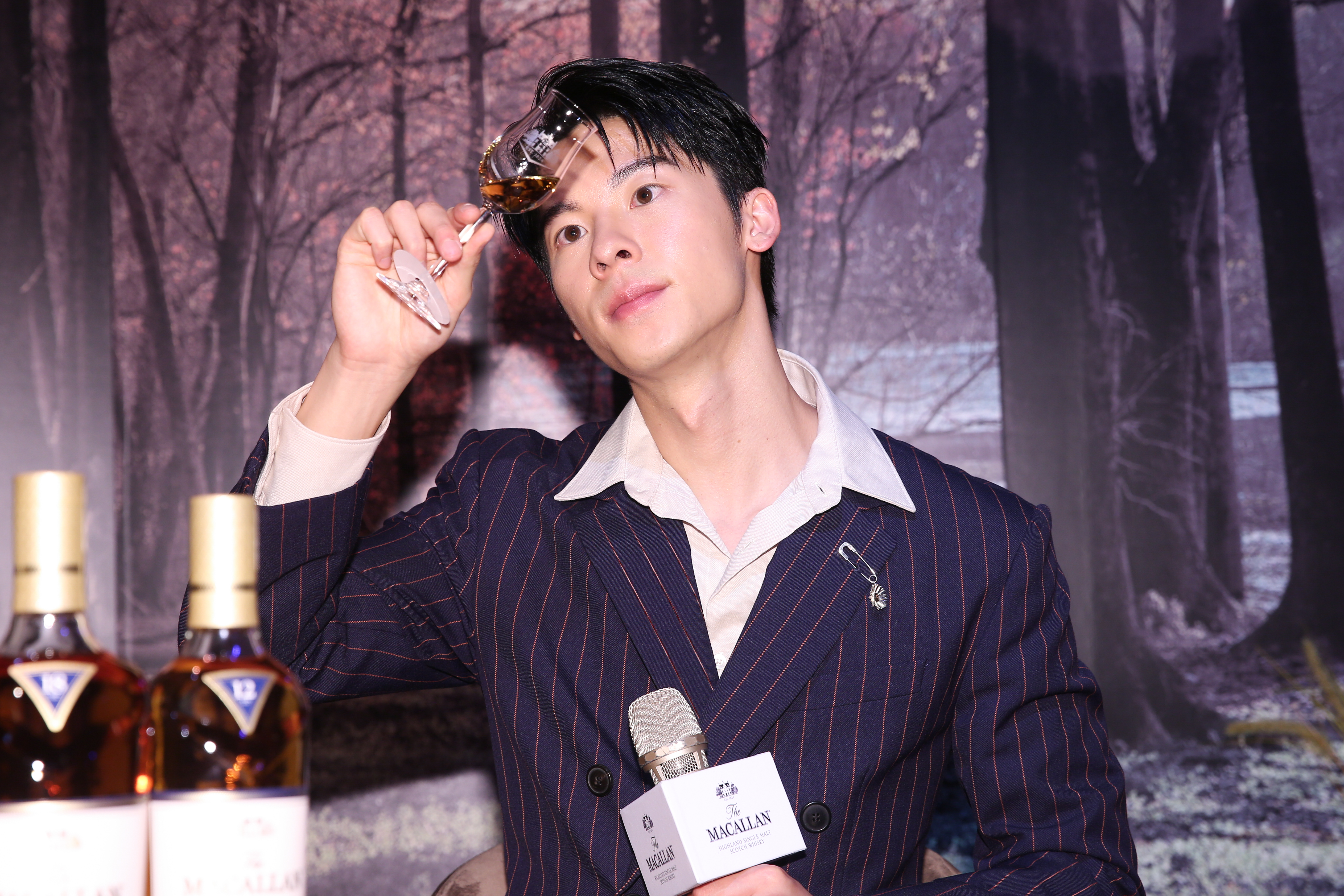 受邀為酒商代言，許光漢在記者會上親自品酒，但他自稱酒量普普。