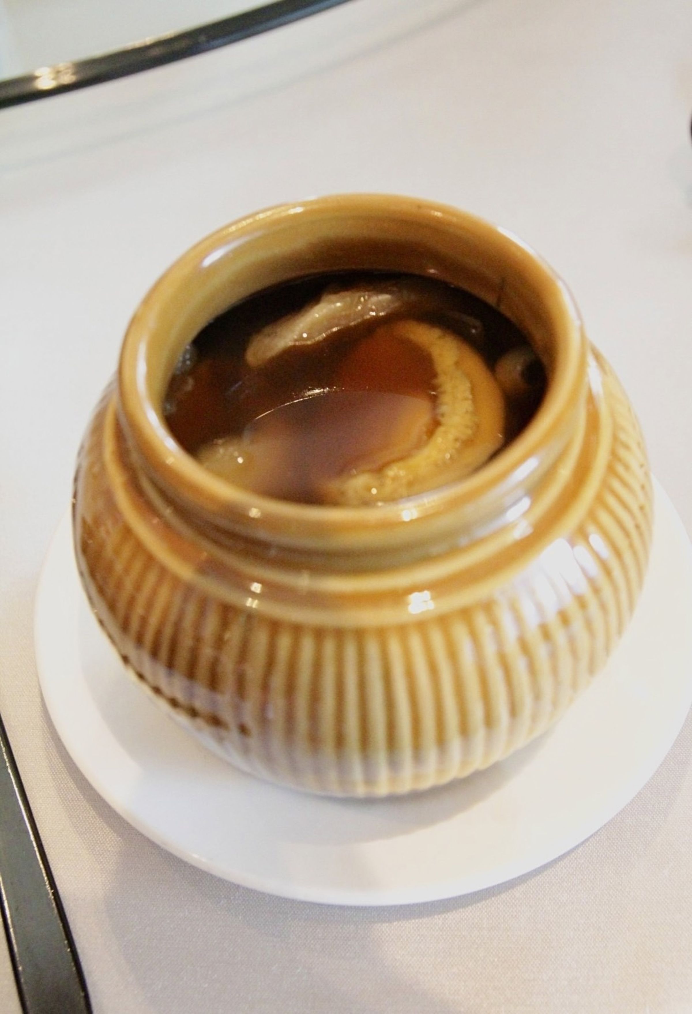 以老母雞、扁魚熬煮湯頭，為了讓湯頭清澈，將芋頭鑲於鳳翅的「十全佛跳牆」。