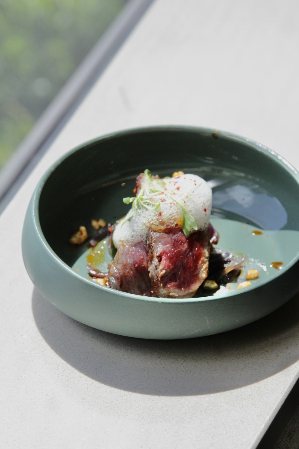 「INDIGO西式主菜美國肋眼老饕」源自蔥爆牛肉的概念,不僅肉質軟嫩,還特別搭配了脆口的米香餅。