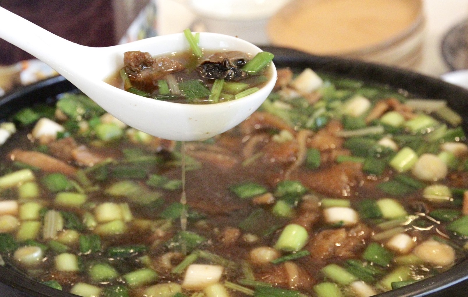 「魷魚螺肉蒜」考驗廚師的經驗和手藝,眉角多又不偷吃步才得以成就整鍋海味的甘鮮。