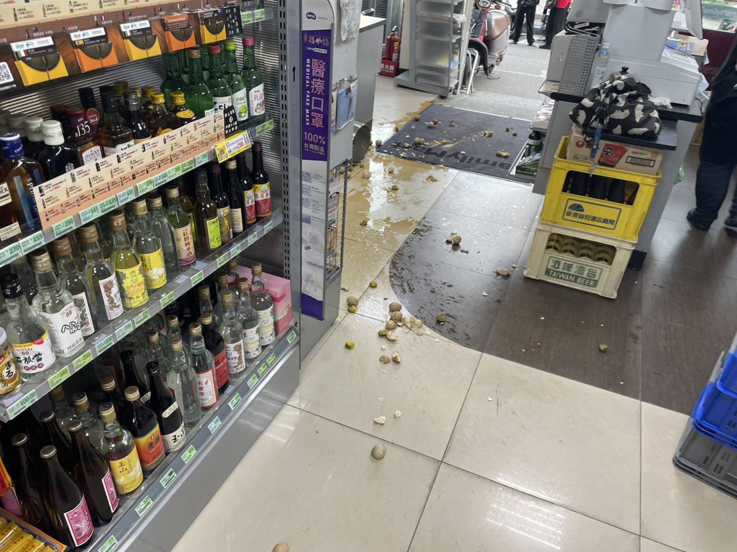 林男在超商掀翻茶葉蛋鍋潑向女友及女店員,造成2女燙傷。(翻攝畫面)