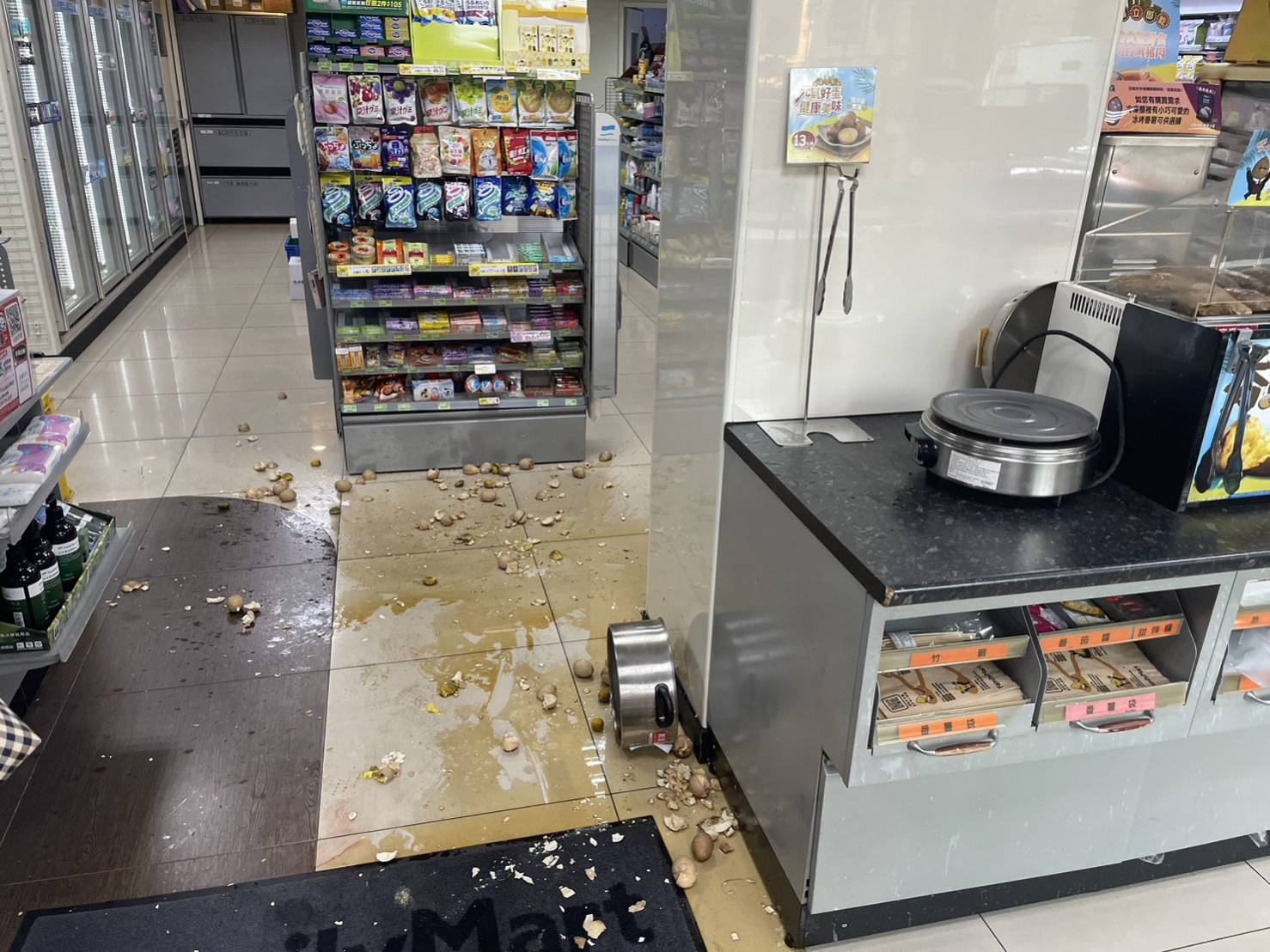 超商地上滿是破損的茶葉蛋,一片狼藉。(翻攝畫面)