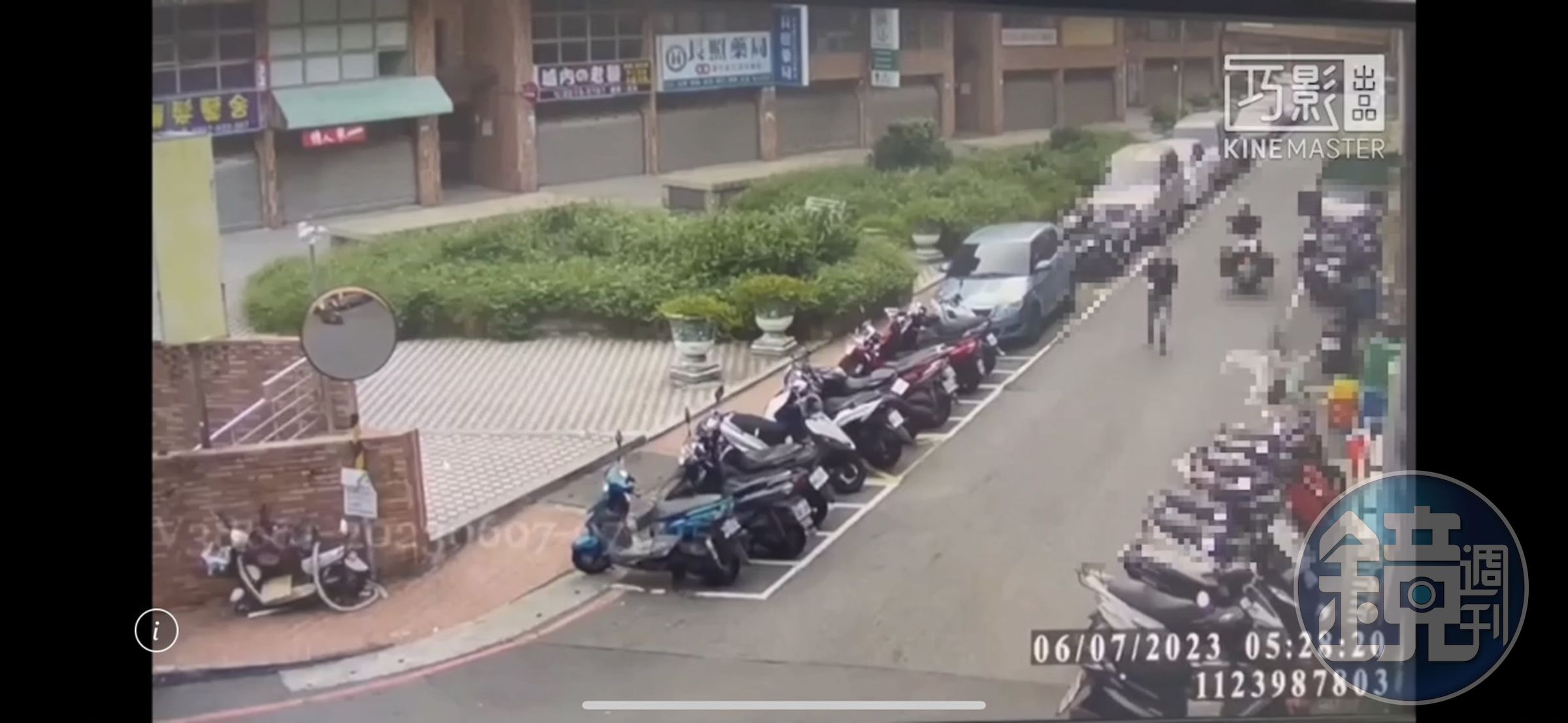 邱女遭林男毆打逃出家中，林男尾隨在後，2人一度在馬路上追逐。 （翻攝畫面） 