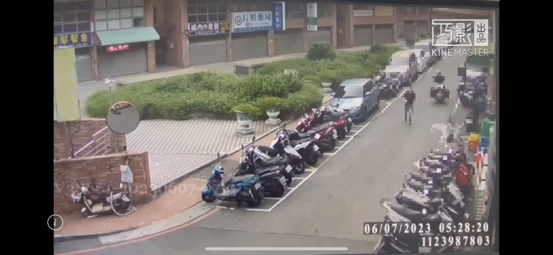 邱女遭林男毆打逃出家中,林男尾隨在後,2人一度在馬路上追逐。 (翻攝畫面)