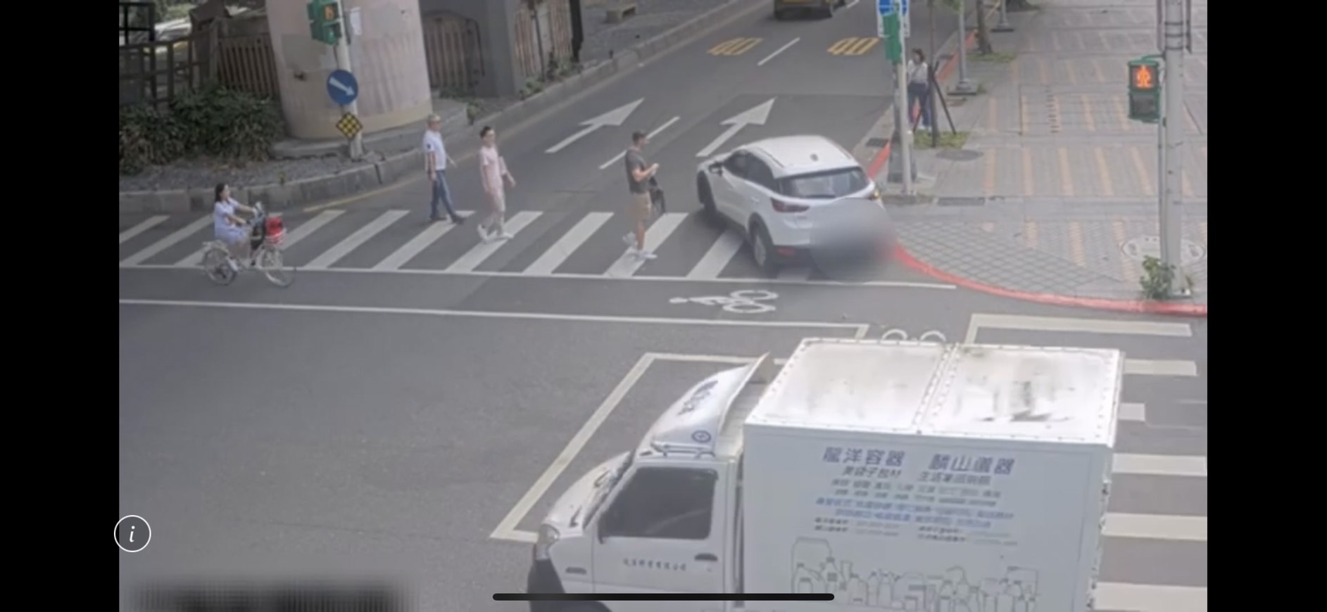 駕駛人行經路口若未禮讓行人、造成行人受傷，警方後續將依法開罰。（警方提供）