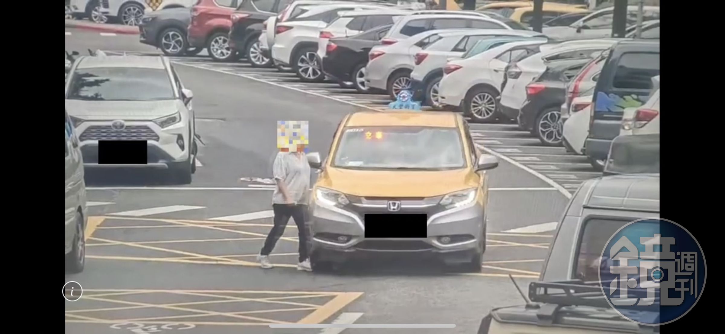 警方統計5月執行的行人路權大執法專案中，車輛未停讓行人者，共開出4441張罰單。（警方提供）