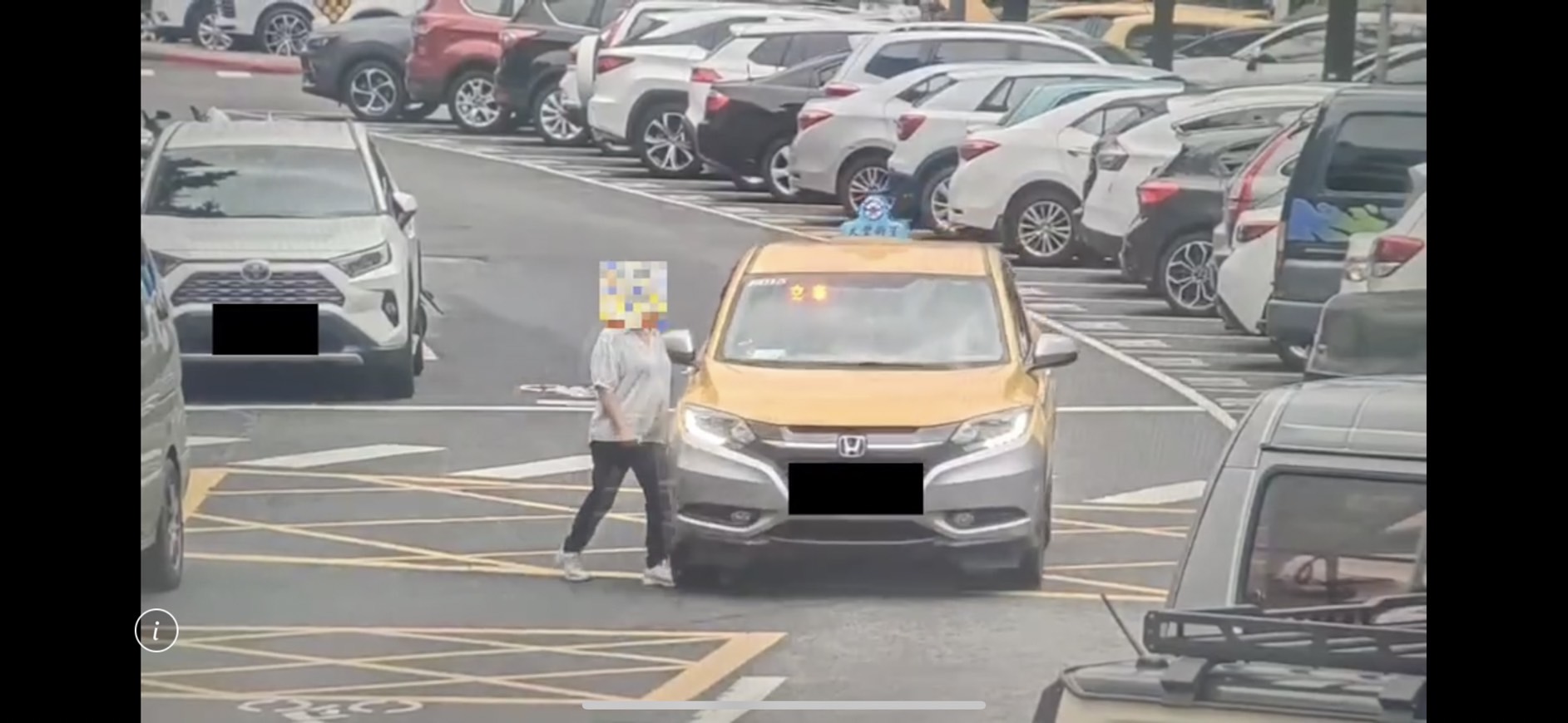 警方統計5月執行的行人路權大執法專案中,車輛未停讓行人者,共開出4441張罰單。(警方提供)