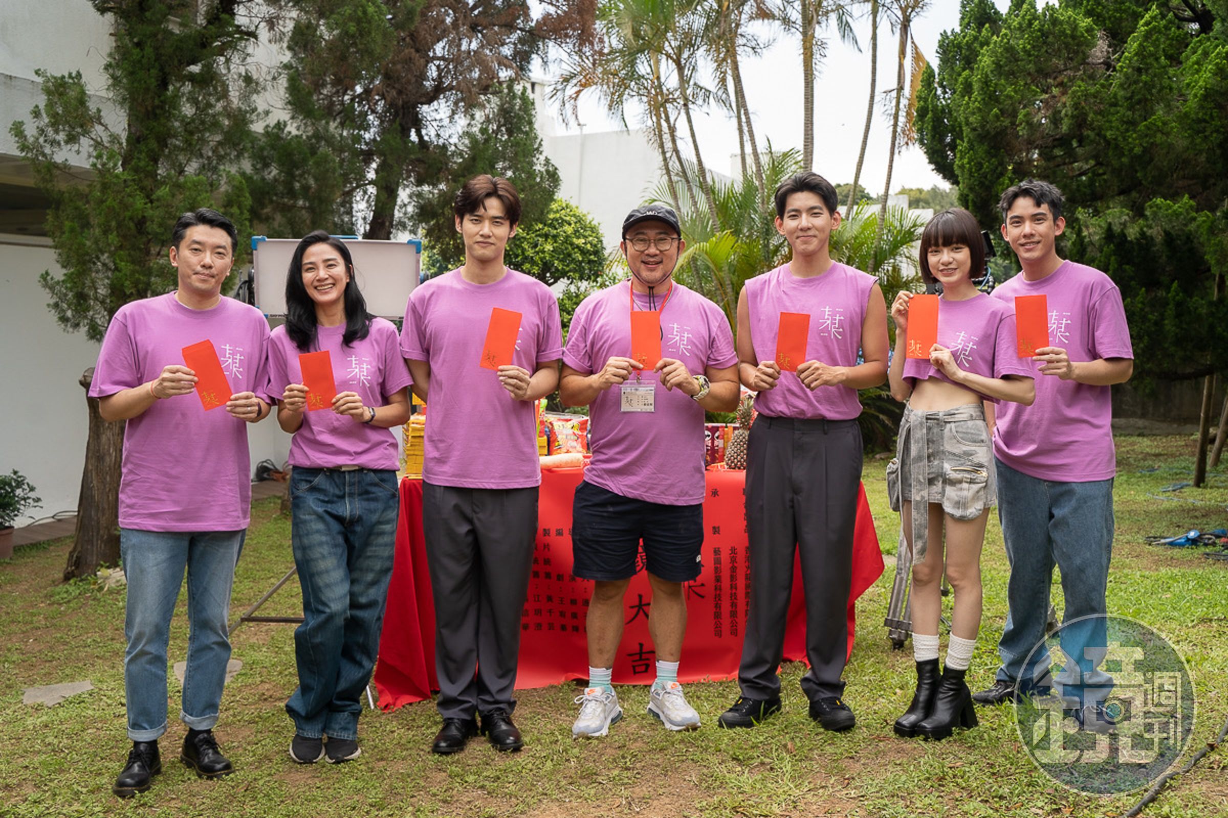 導演柳廣輝（中）攜演員蔡振廷（右起）、姚愛寗、曾向鎮、劉冬沁、洪小鈴、段鈞豪出席開鏡儀式。（藝圖影業提供）
