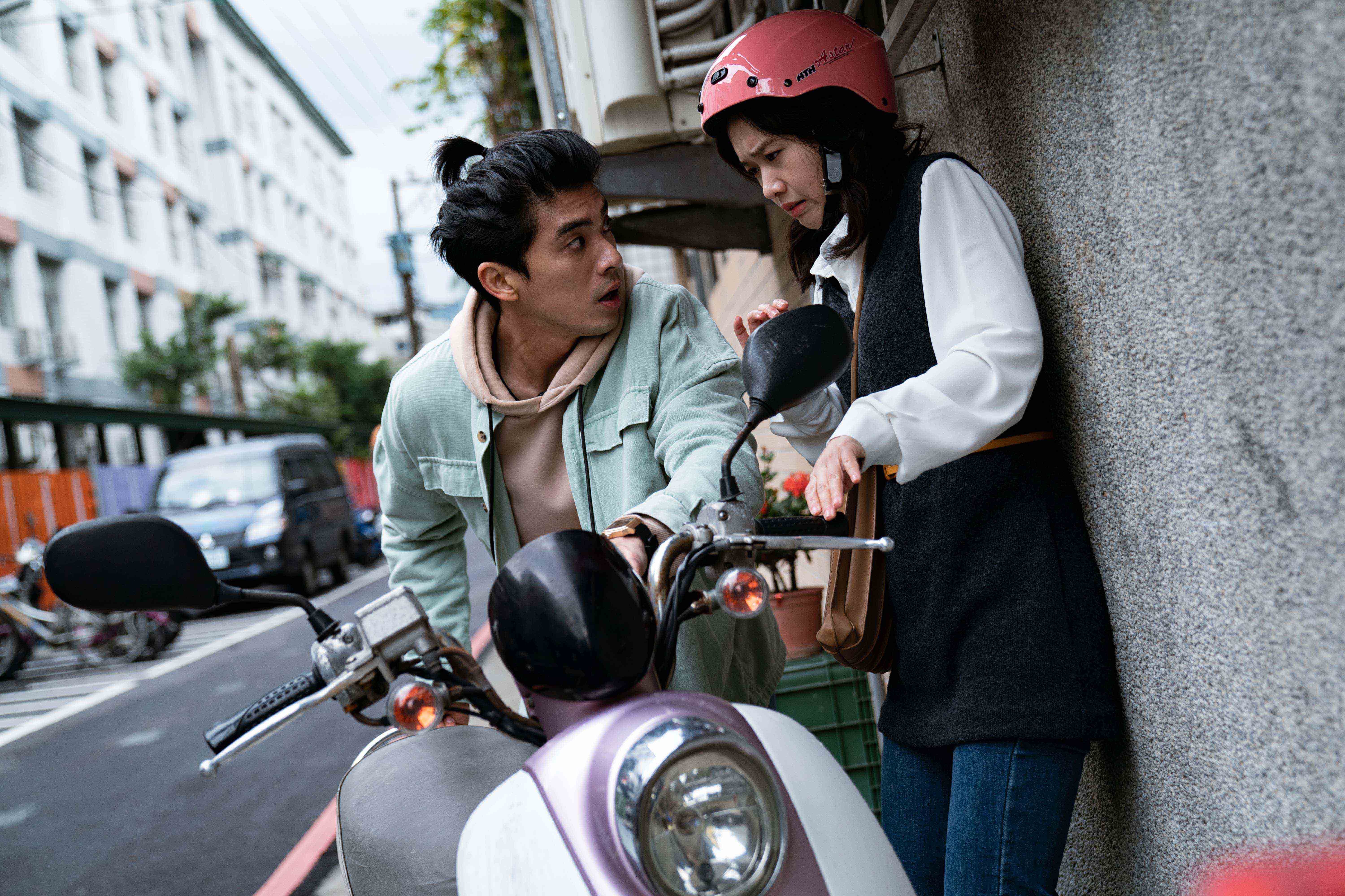 《地獄里長》嚴正嵐(右)劇中出場戲就是車禍戲,與林哲熹不「撞」不相識。(風起娛樂提供)