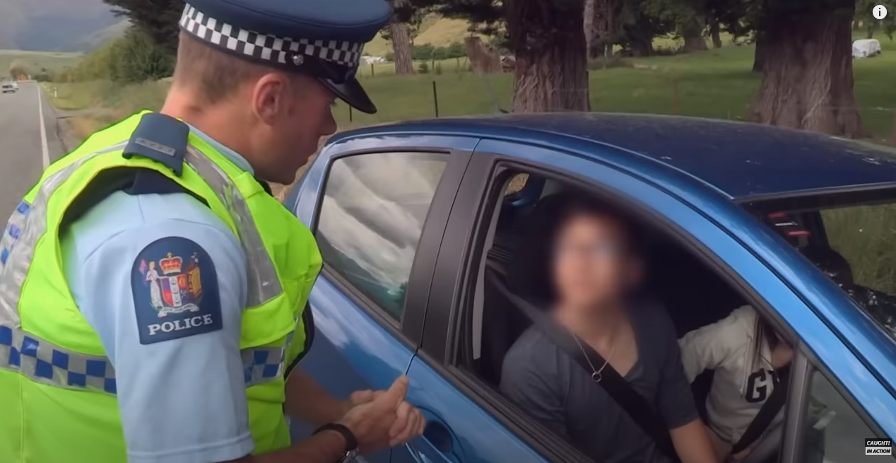 台灣三寶在紐西蘭旅遊自駕，13分鐘連犯5錯！交警逮人超崩潰「喔~不敢置信」。（翻自YT畫面）