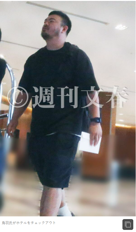鳥羽周作和廣末同日入住東京某高級飯店，《週刊文春》捕捉他退房時的模樣。（翻攝自《週刊文春》）
