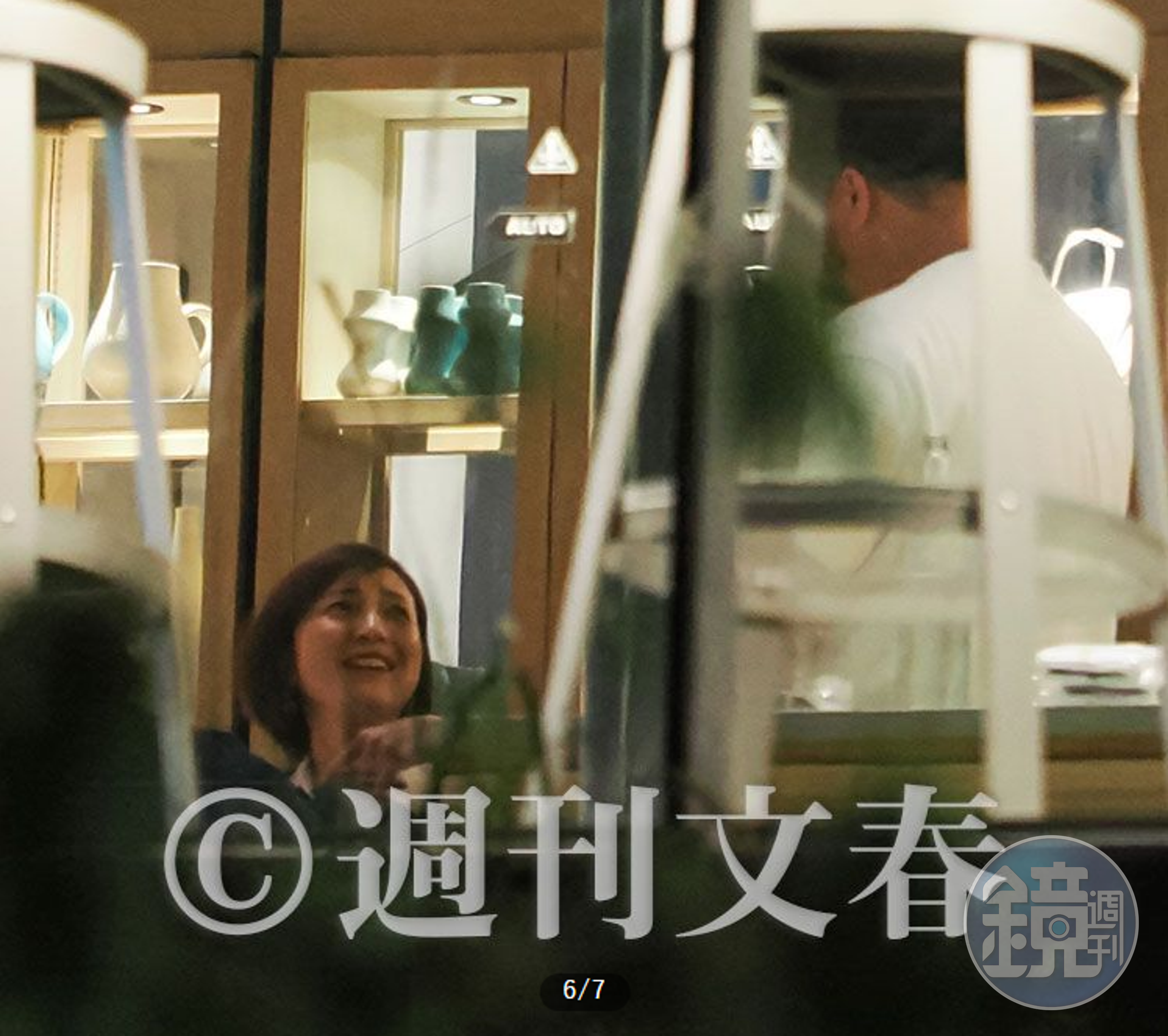 廣末涼子(左)到鳥羽周作餐廳光顧,兩人有說有笑。(翻攝自《週刊文春》)
