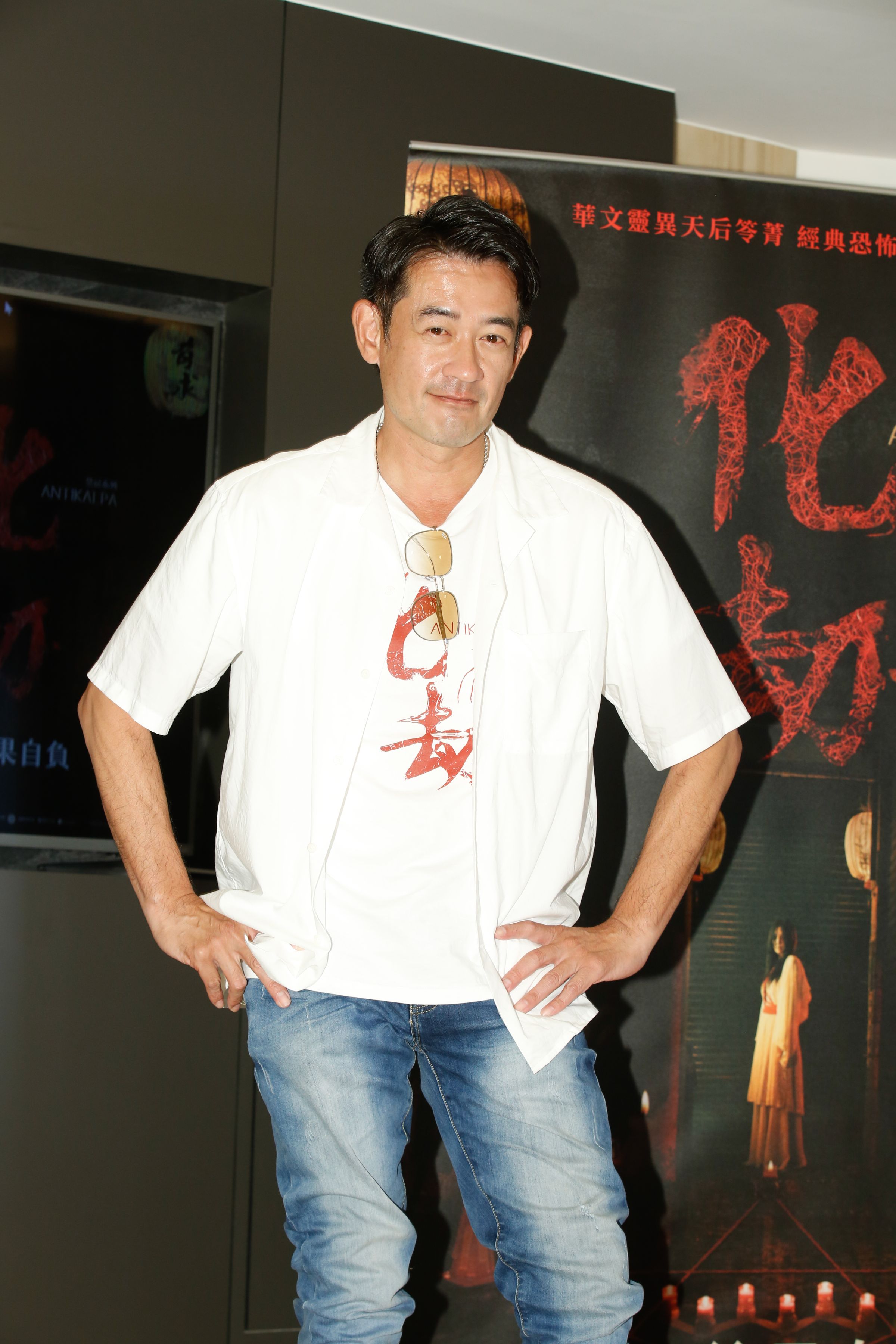 別的戲劇裡都是帥氣現身的柯叔元,這次演廟公卻刻意不減肥,又剪了個瓜呆頭,自認很接地氣,是個可愛的廟公。