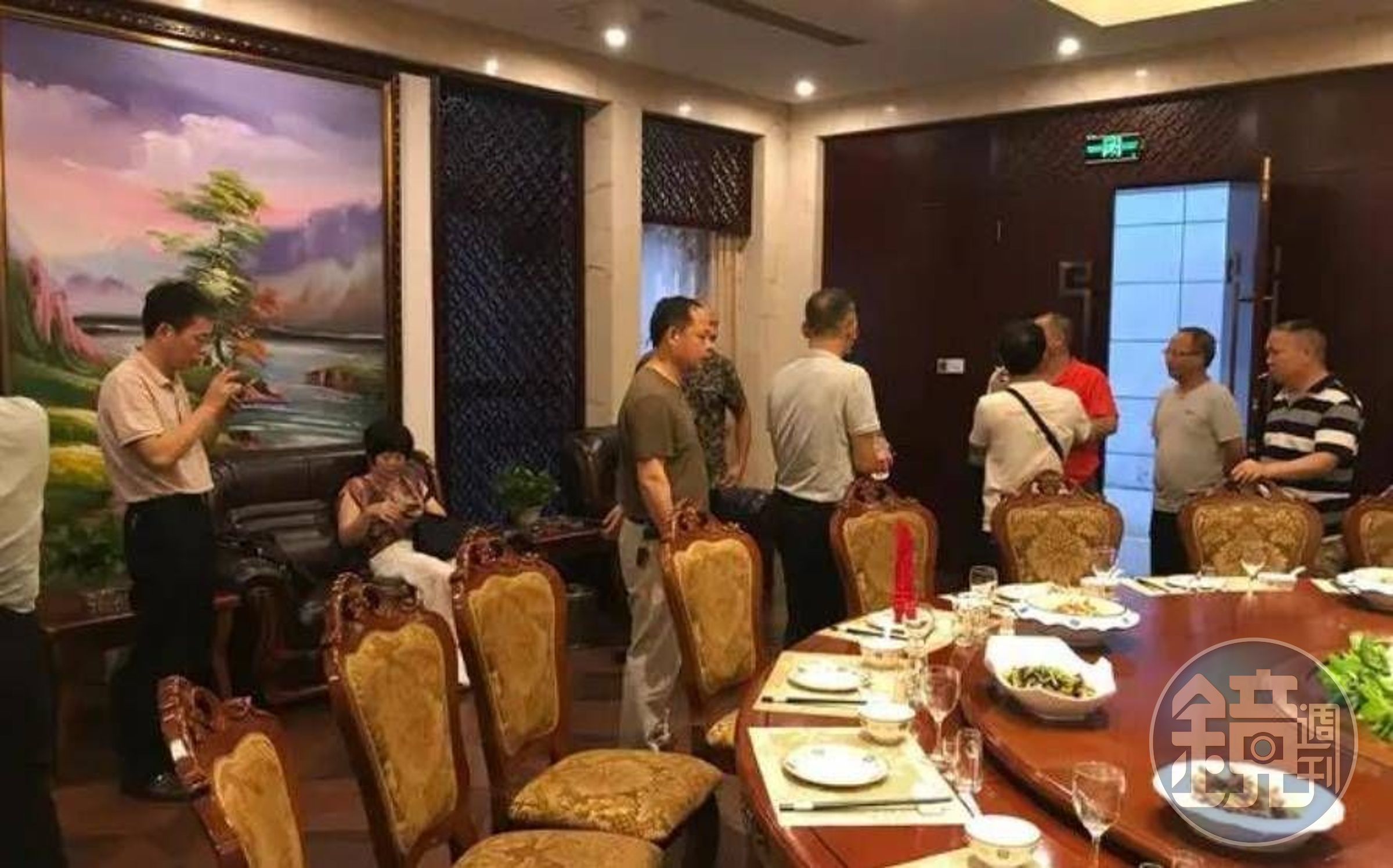 女子聽到相親男方要請客，帶了23位親戚一同前往蹭飯，男方看到帳單後落跑。（翻攝微博）