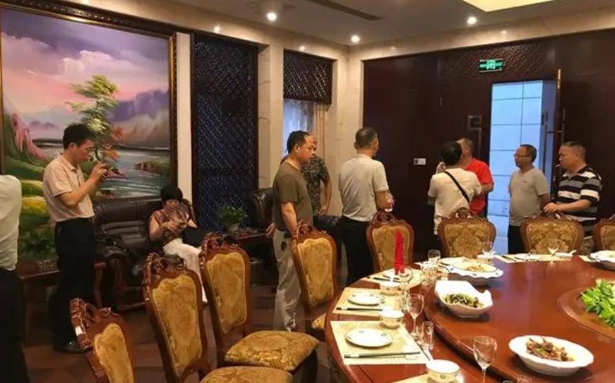 女子聽到相親男方要請客，帶了23位親戚一同前往蹭飯，男方看到帳單後落跑。（翻攝微博）