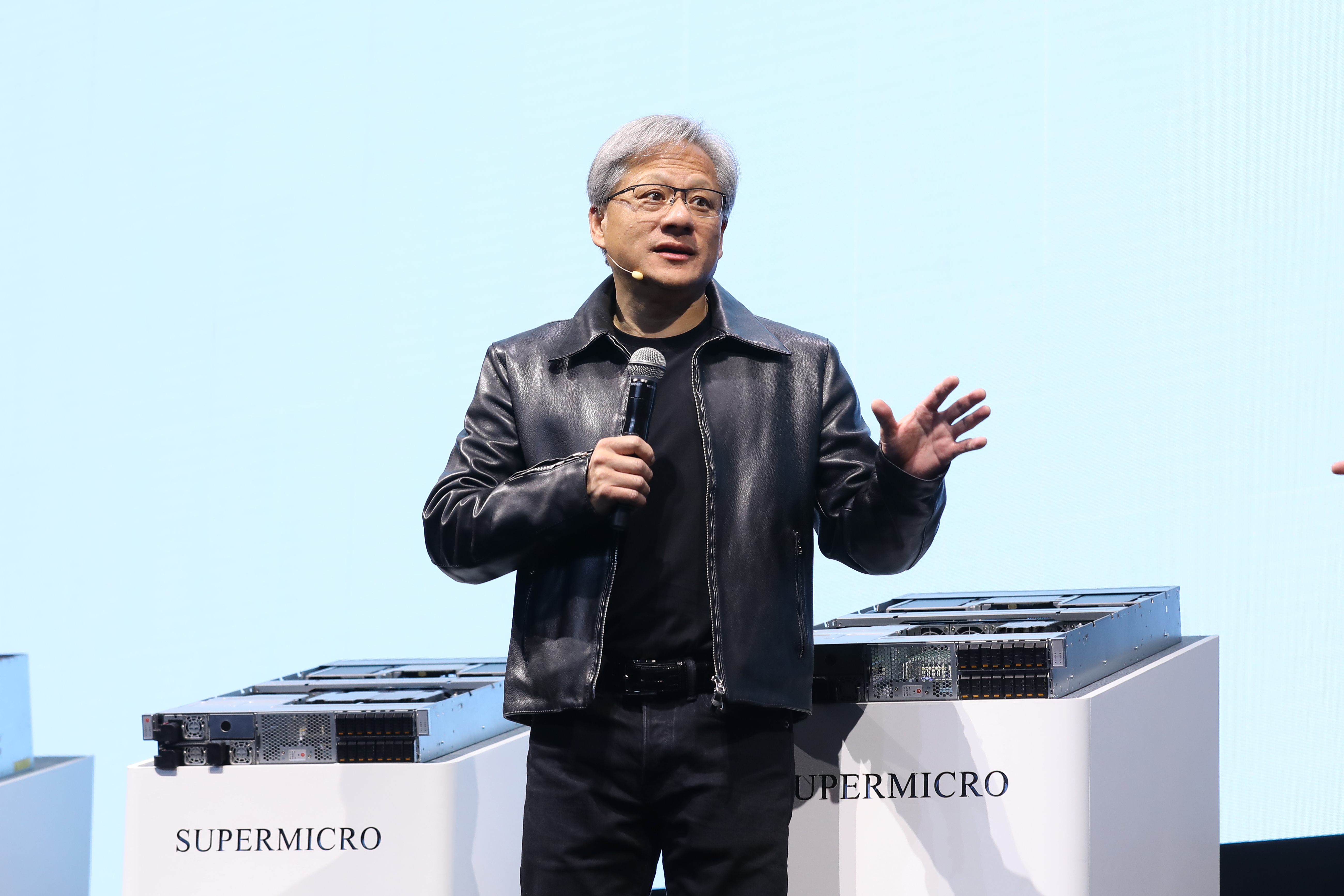 輝達（NVIDIA）創辦人黃仁勳上週抵台，掀起AI熱潮，電子股噴漲。