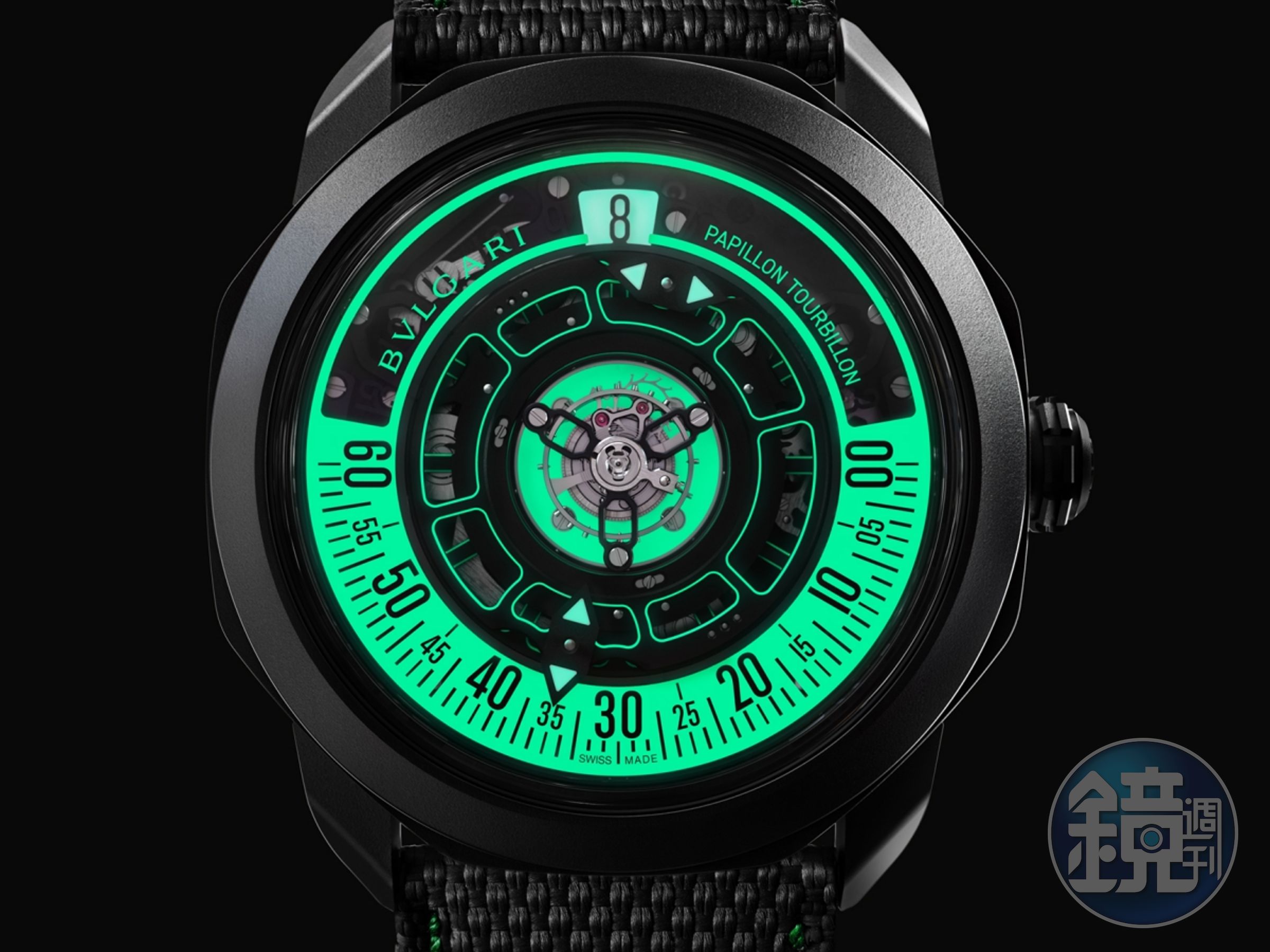 BVLGARI Octo Roma Striking Papillon Tourbillon「蝴蝶指針」中央陀飛輪，二只菱形分針在中央繞行遊走，以下方180度半圓形軌道指示分鐘，搭配跳時視窗與中央陀飛輪的運行，非常有賞玩樂趣。螢光綠面盤配色讓風格變得非常前衛。定價約NT$3,490,000。