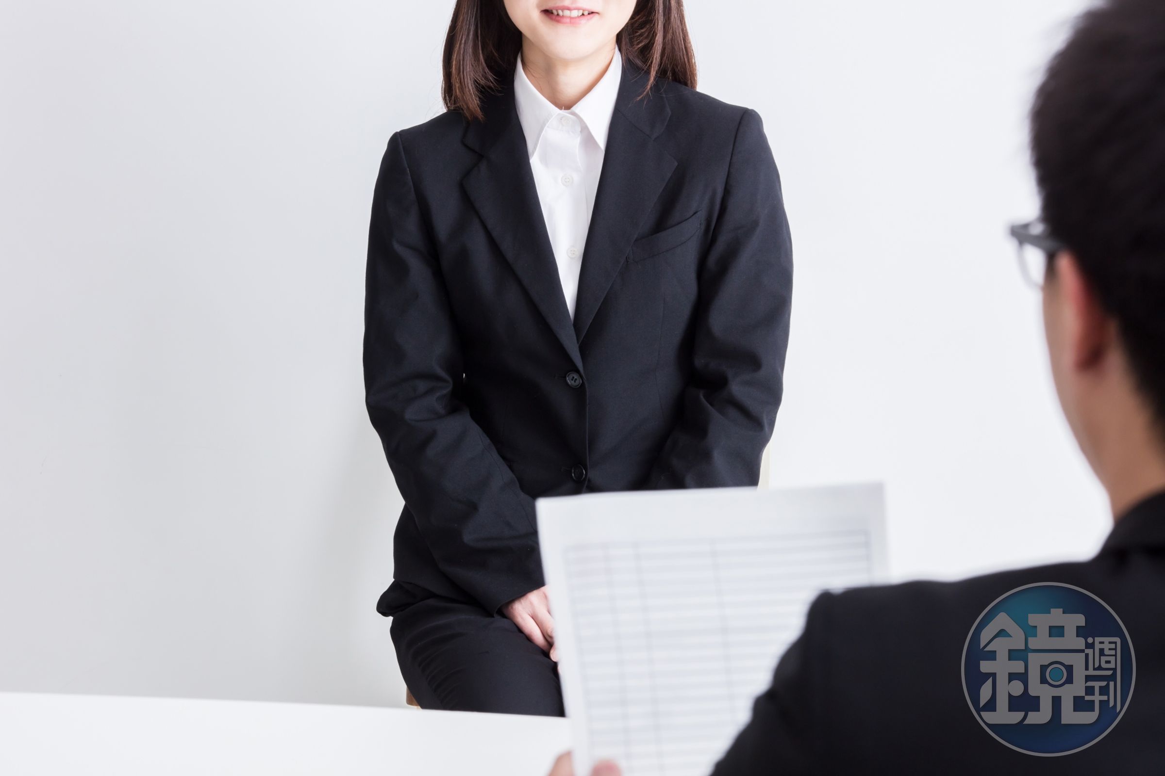新鮮人面試前建議打聽薪資區間行情,避免被砍薪水,接受過低的薪資條件。(示意圖,photoAC)