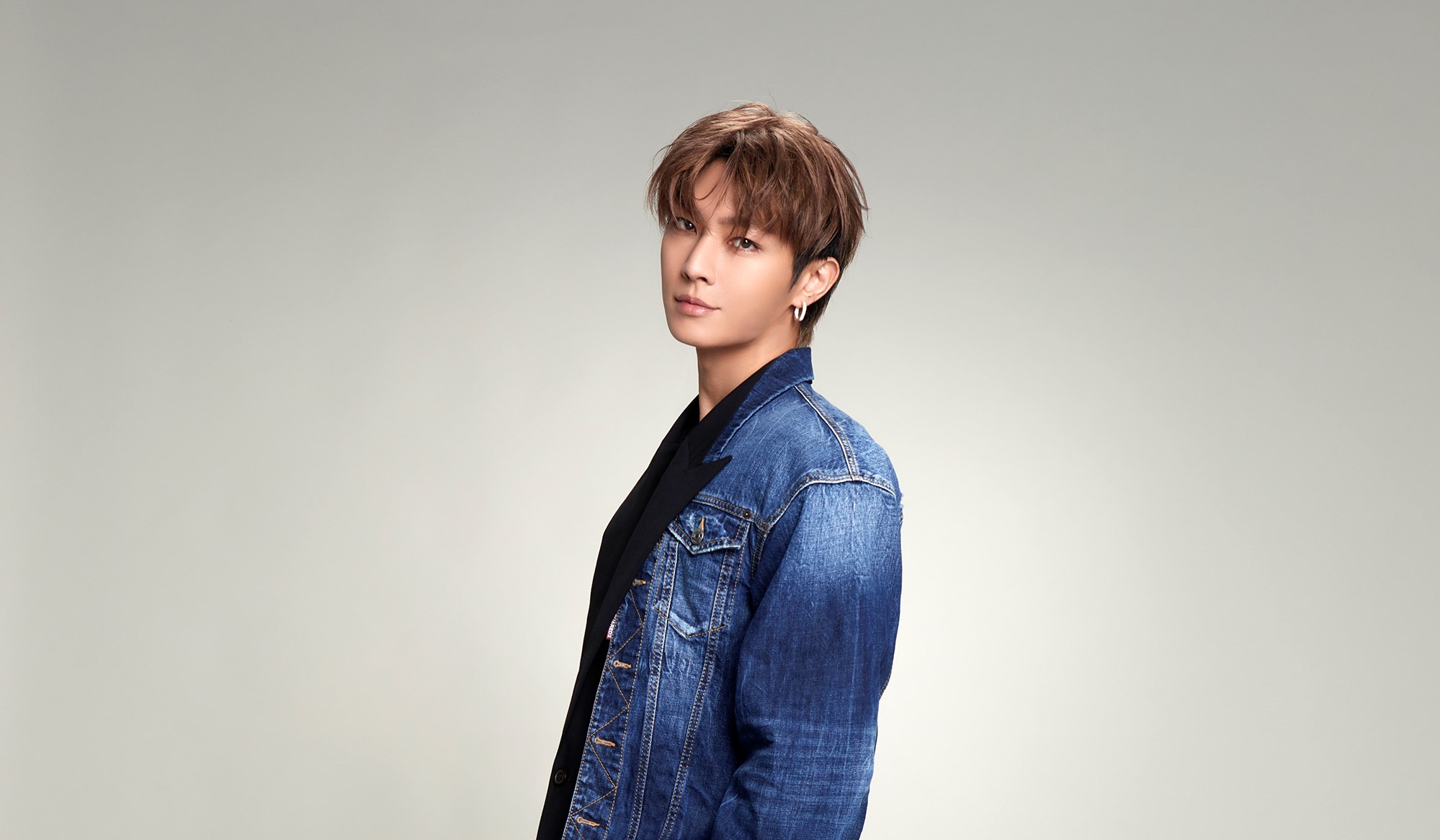 炎亞綸近期參與《嗨！營業中2》，並為節目獻唱全新片頭主題曲〈青空〉。（索尼提供）