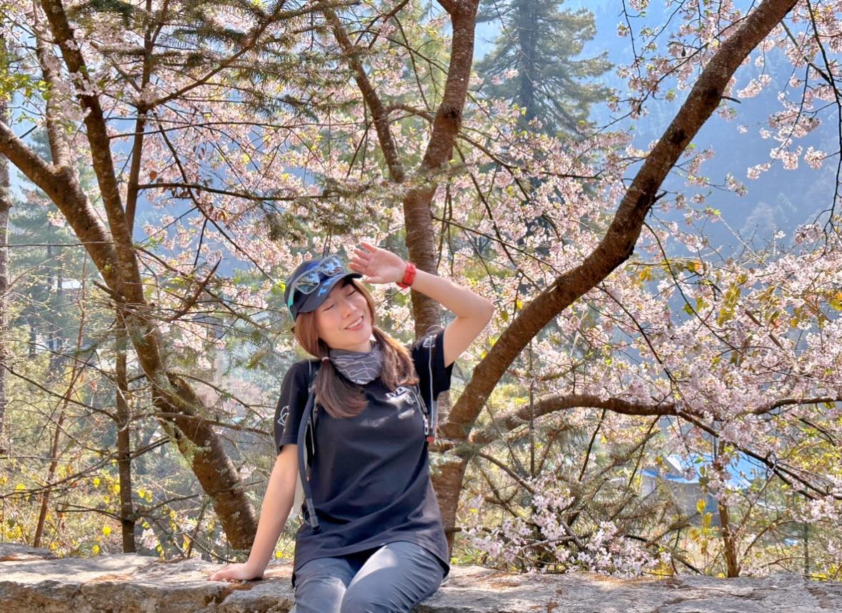 曾格爾在尼泊爾「感受春天的氣息」。（翻攝曾格爾臉書）