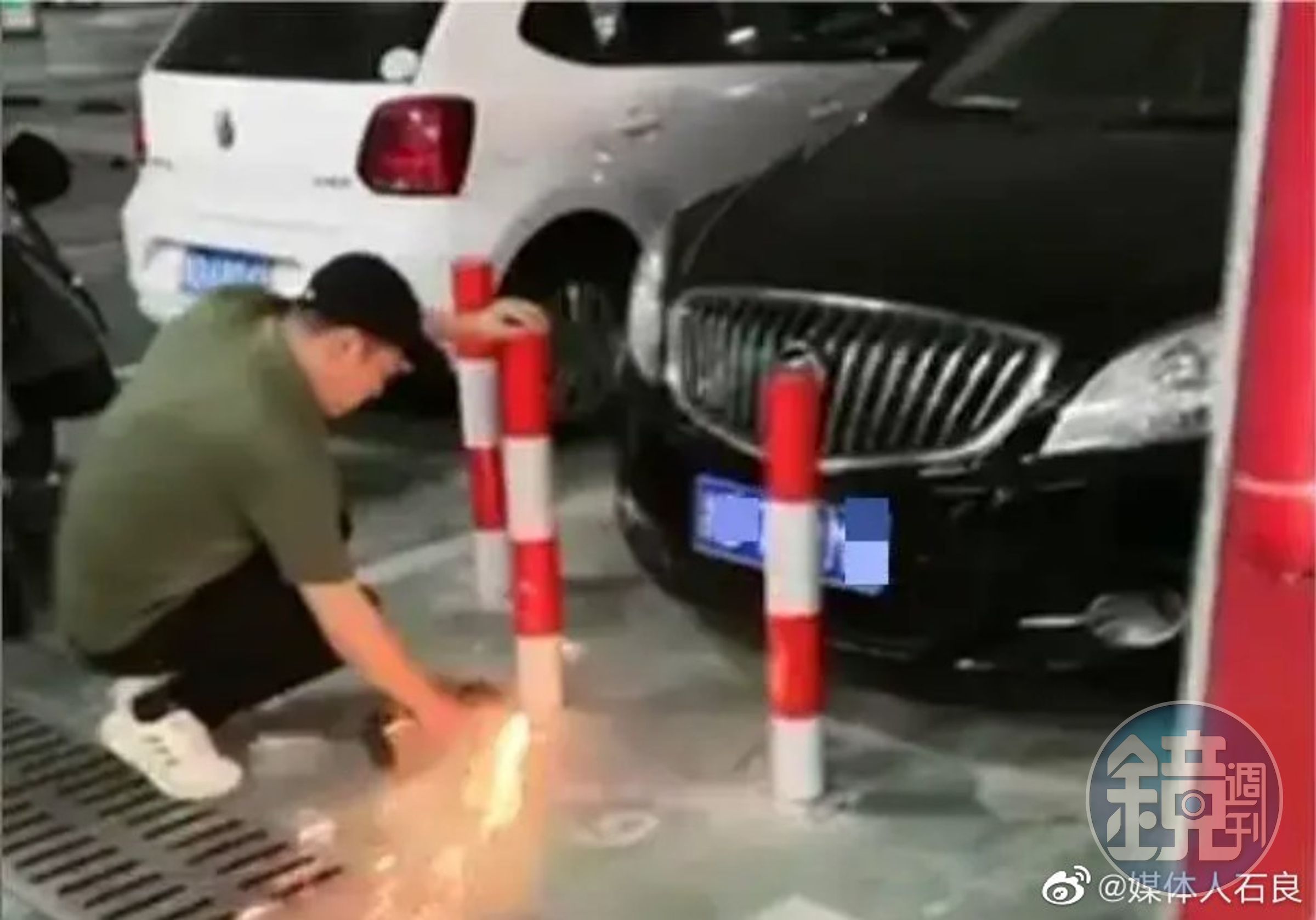 一名車主霸佔他人私人車位,遲遲不肯移車,最後車位四周被焊上鐵柱。(翻攝微博)