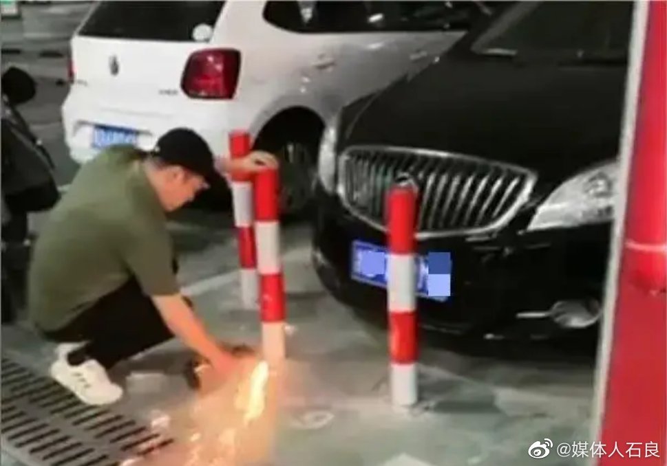 一名車主霸佔他人私人車位，遲遲不肯移車，最後車位四周被焊上鐵柱。（翻攝微博）