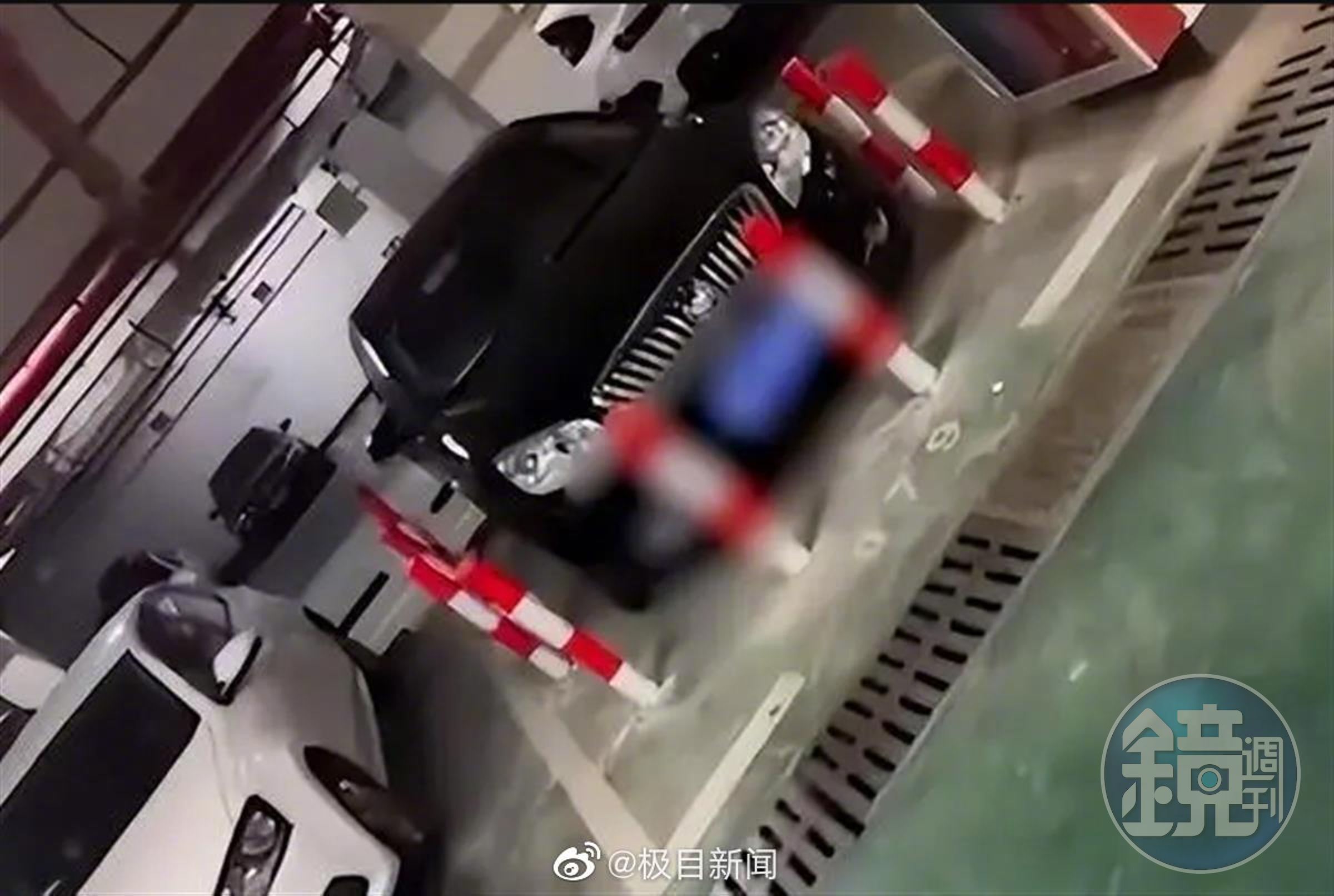 徐姓車主不滿私人車站遭人霸占,找來焊工在自己的車位四周焊上鐵柱。(翻攝微博)