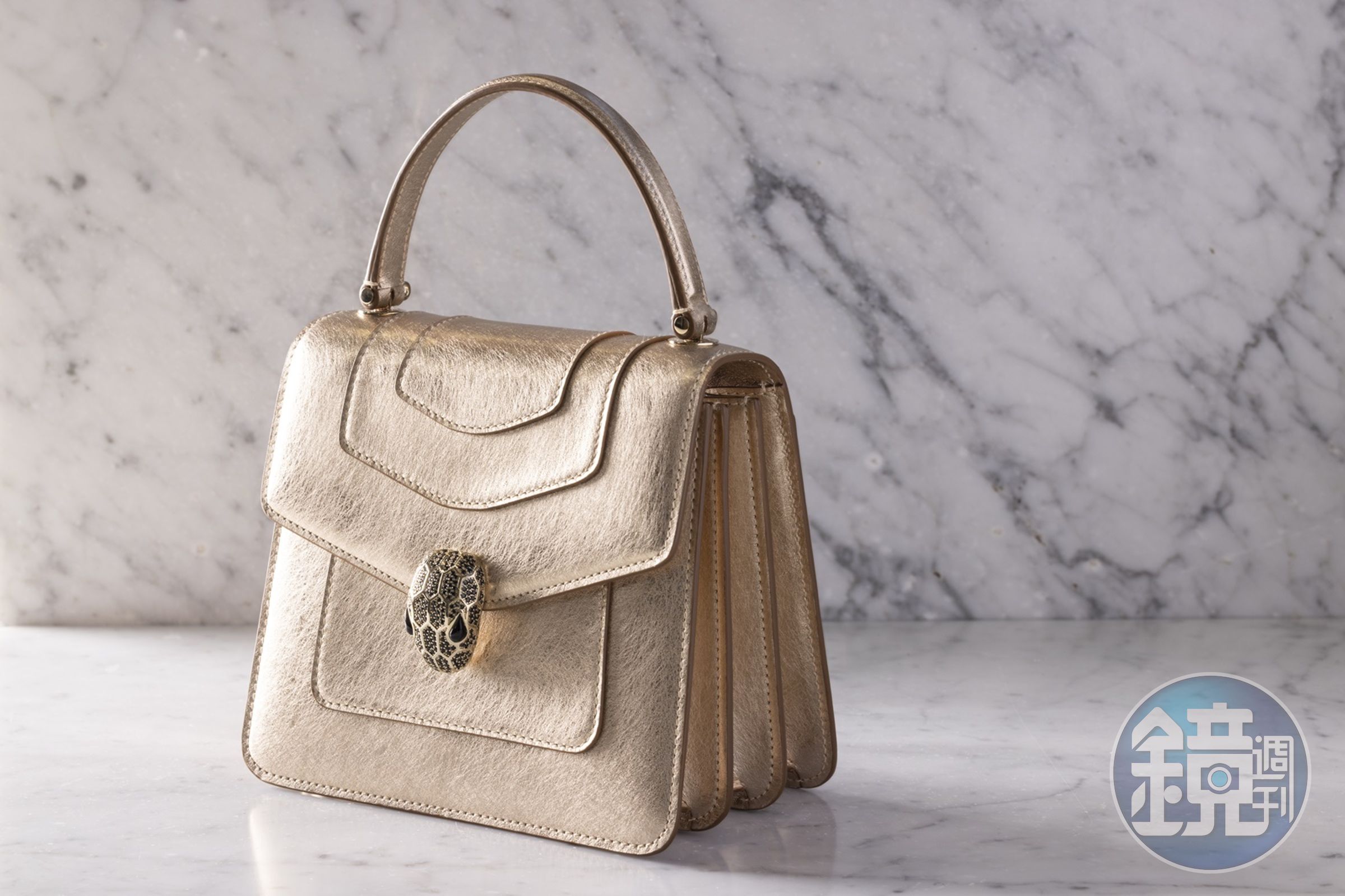 Serpenti 75週年款Serpenti Forever Top Handle包款。NT$129,900(BVLGARI提供)