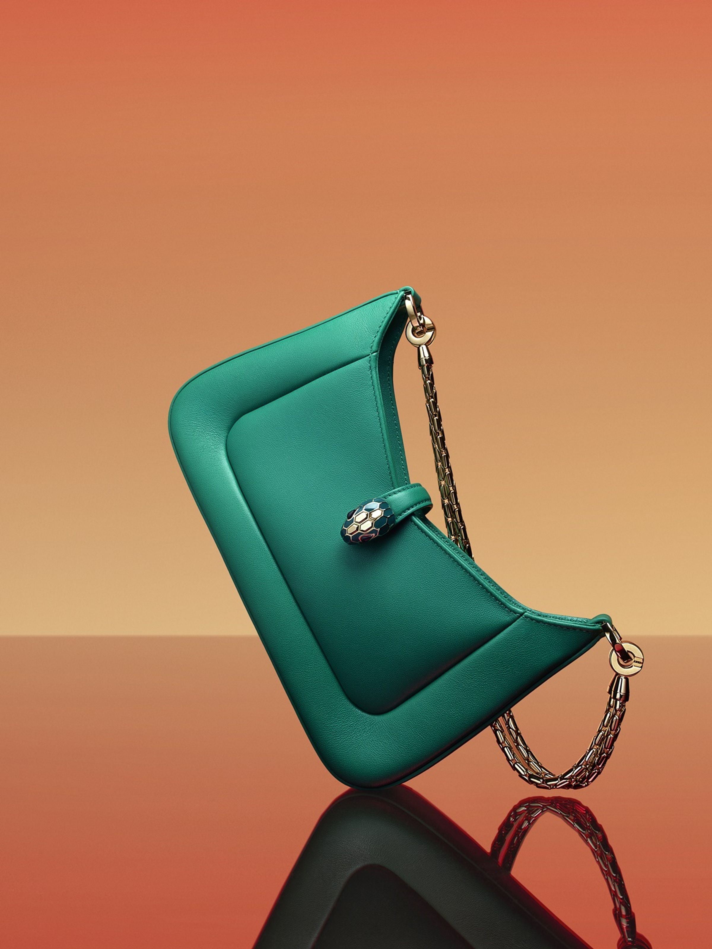 Serpenti Baia鮮豔祖母綠色小牛皮肩背包。NT$79,400(BVLGARI提供)