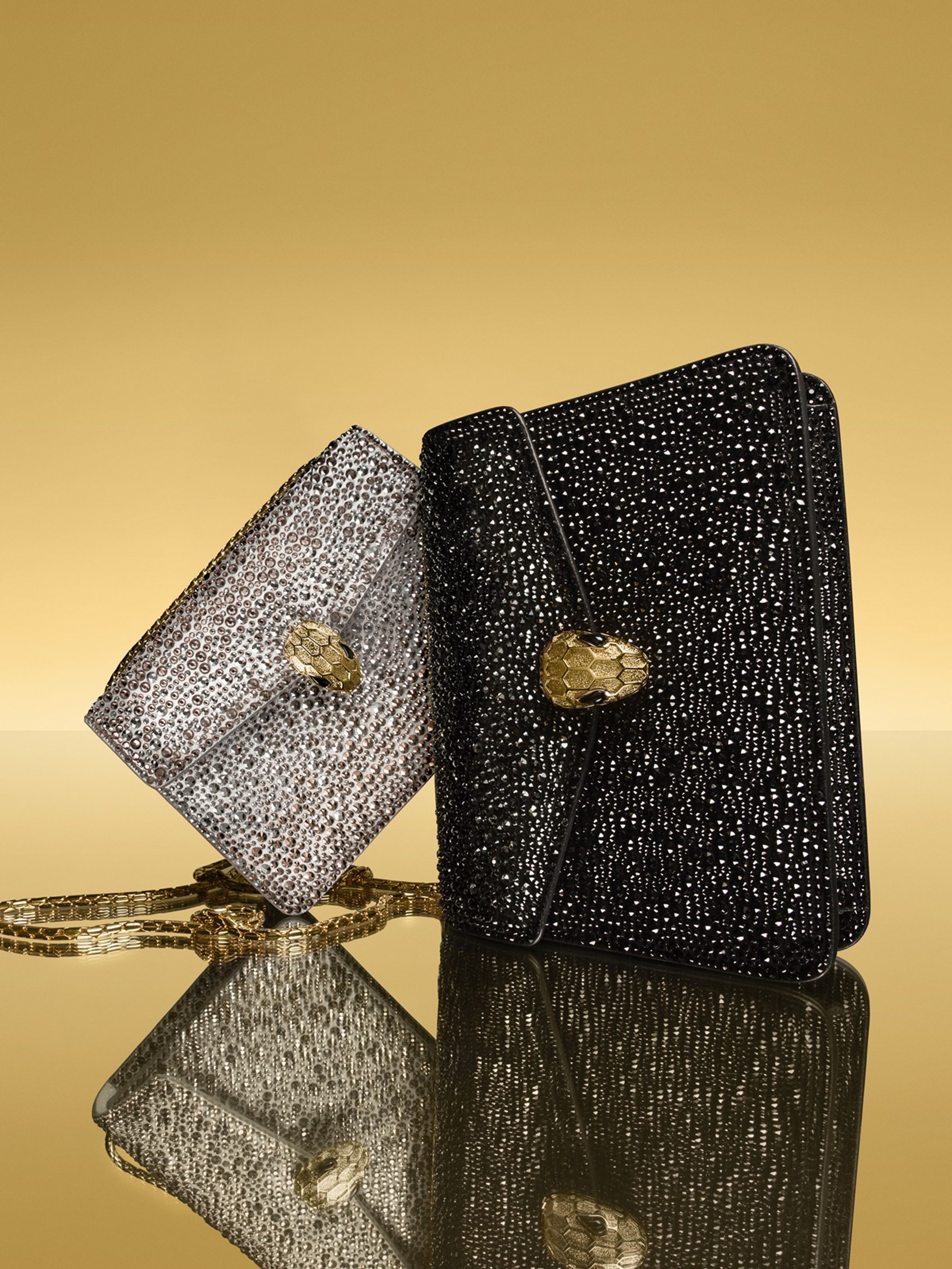 Serpenti Forever水晶星塵麂皮肩背包。(黑色)NT$151,600、(銀色)NT$124,500(BVLGARI提供)