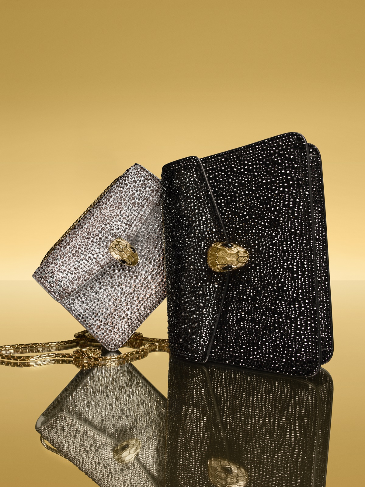Serpenti Forever水晶星塵麂皮肩背包。(黑色)NT$151,600、(銀色)NT$124,500(BVLGARI提供)