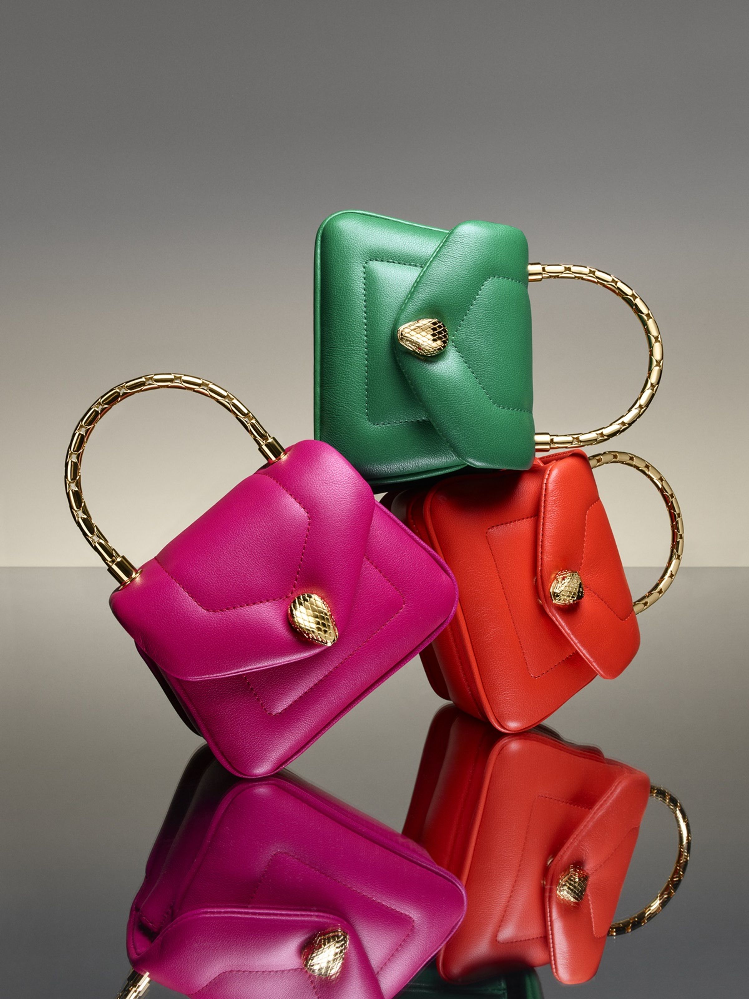 Serpenti Reverse小牛皮迷你手提包。各NT$59,600(BVLGARI提供)