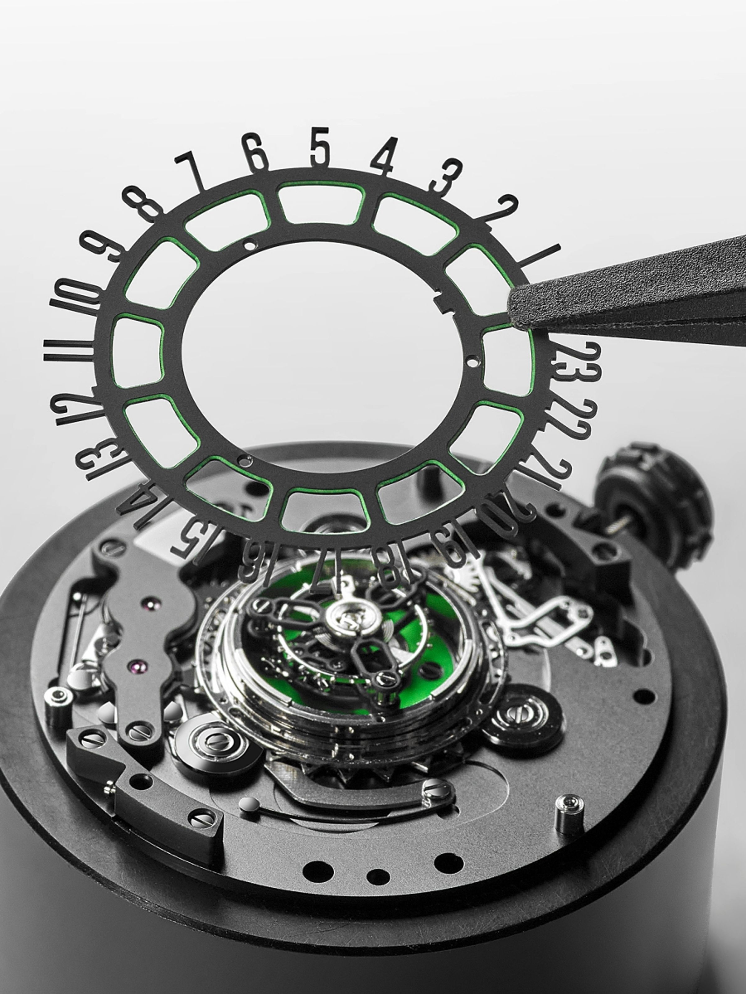 寶格麗Octo Roma Striking Papillon Tourbillon的跳時為24小時制，以非常精細的鏤空小時數字盤顯示。