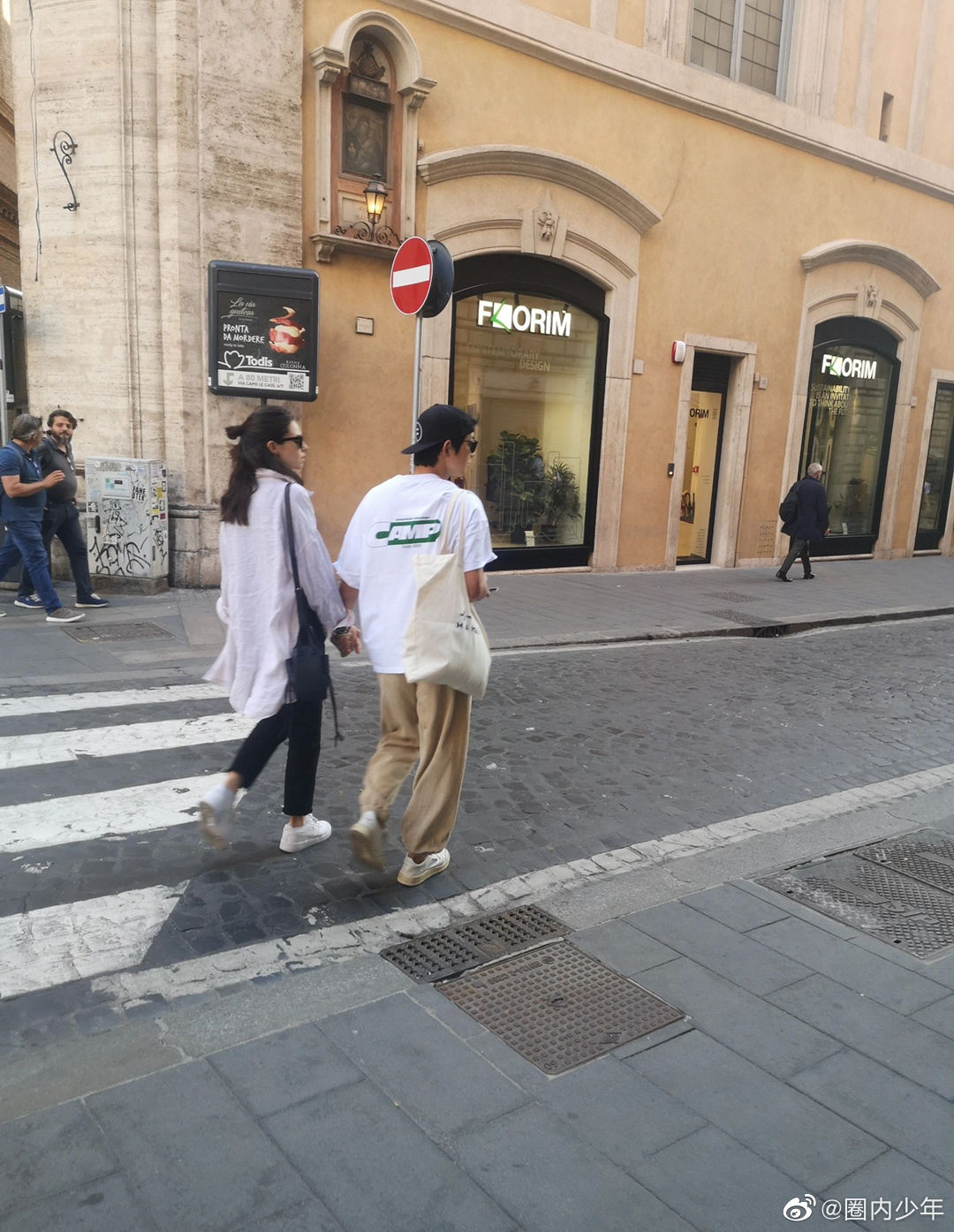 宋仲基與凱蒂打扮休閒，緊緊牽著老婆的手。（網路圖片）