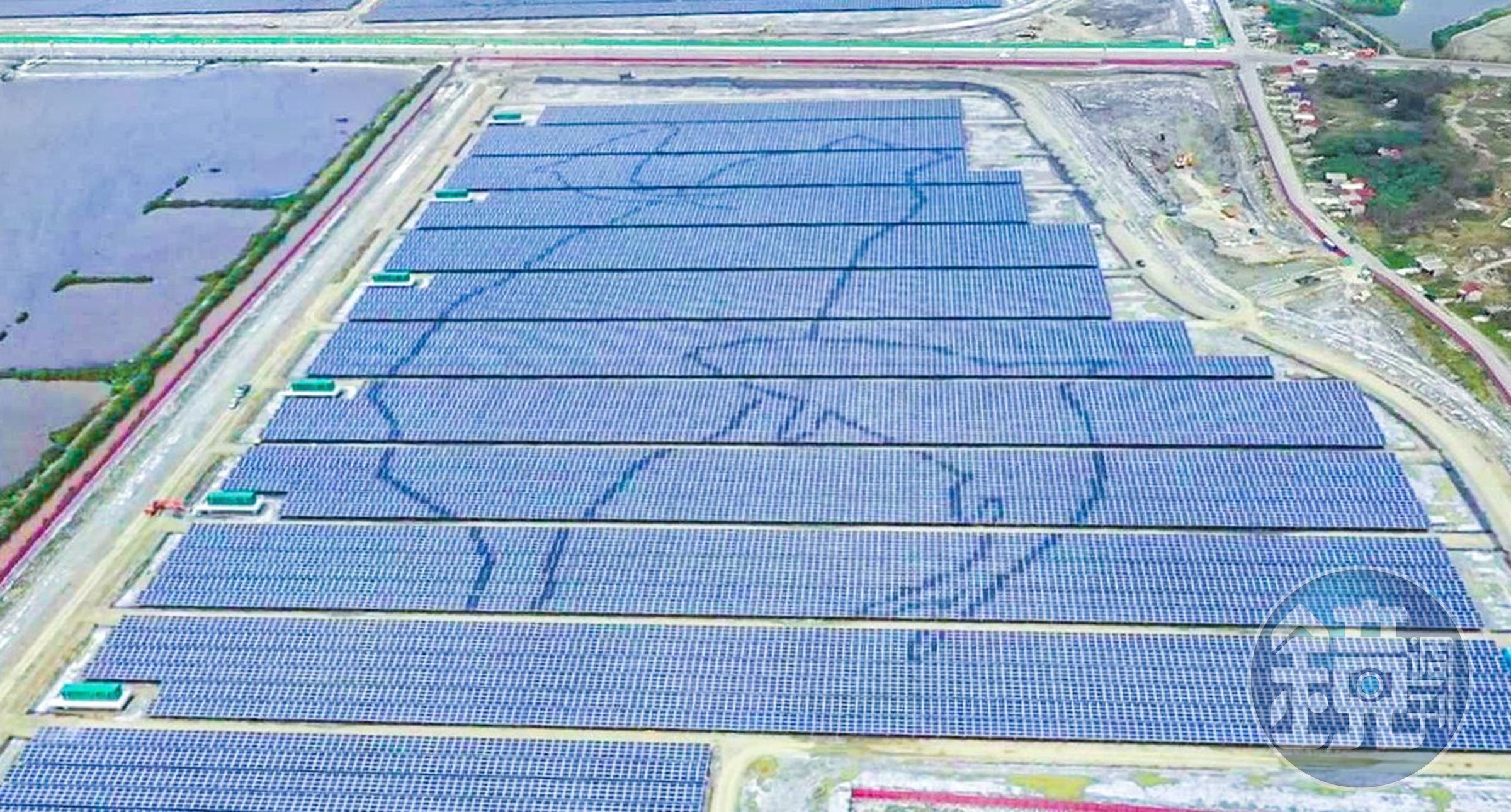 全台最大的「南鹽田」光電場於今年初正式掛表啟用，但迄今尚無法通過台電驗收。（翻攝維基百科）