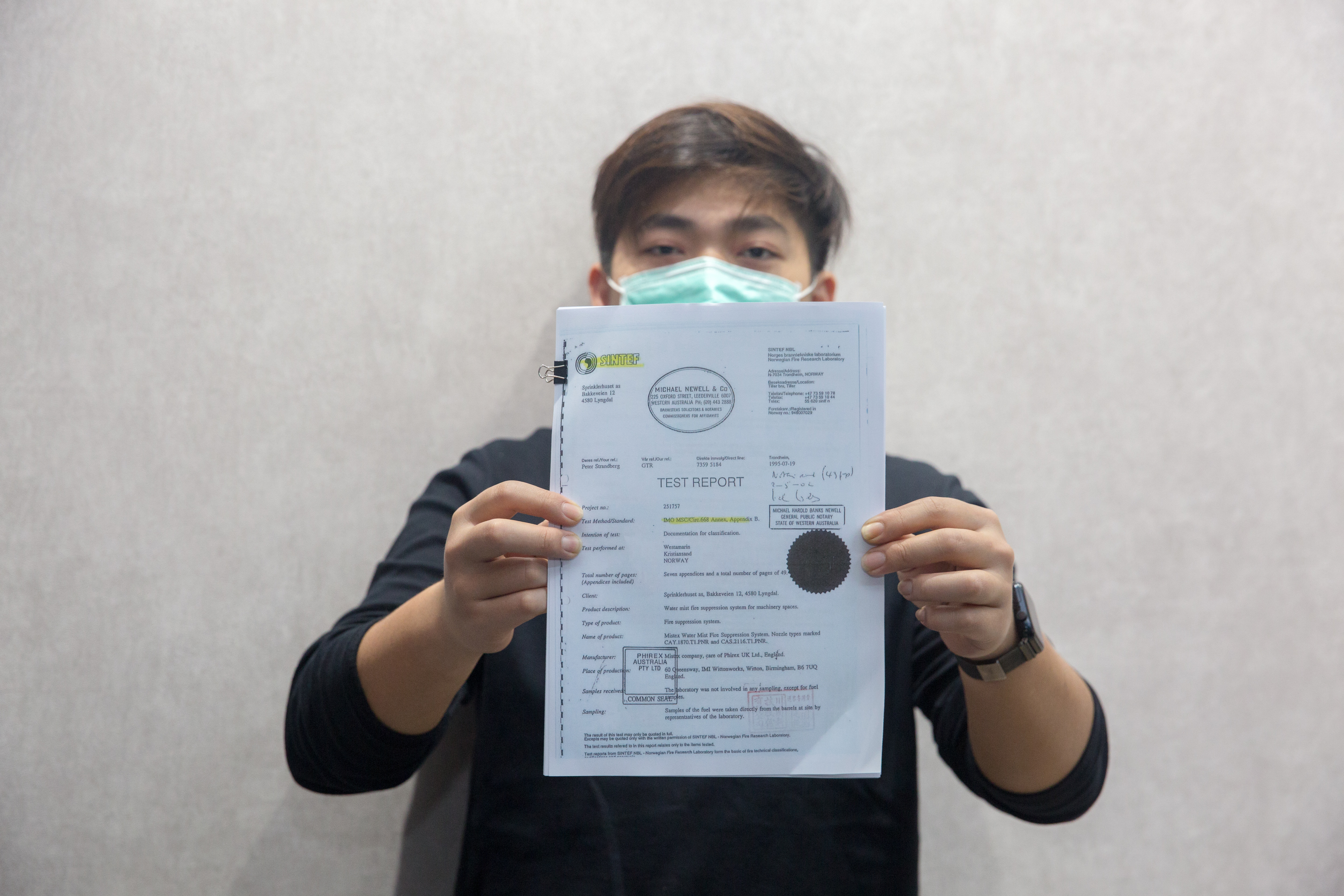 A先生指控，南鹽田光電場的消防細水霧設備廠商，竟檢附30年前、且於13年前已過期失效的測試報告蒙混過關。