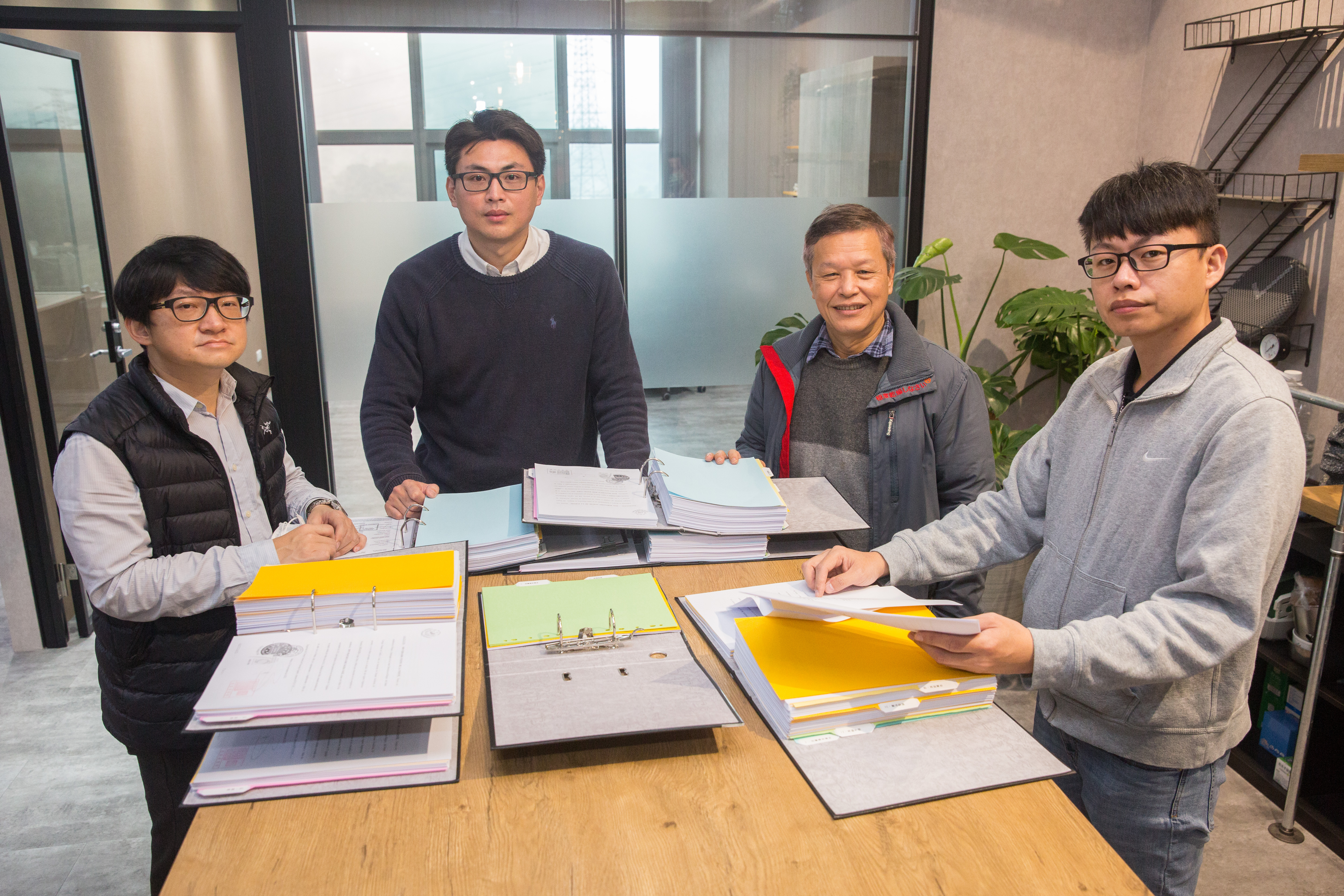 台灣細水霧學會理事長黃鴻勛（左二）、監事陳建忠（右二）及技師等人呼籲台電依法行政，拆換相關不合格細水霧設施。