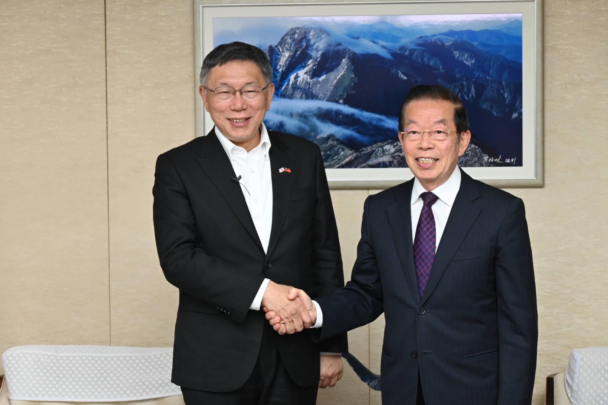 民眾黨主席柯文哲近期赴日進行訪問行程，昨前往駐日代表處拜會駐日代表謝長廷。（翻攝謝長廷臉書）