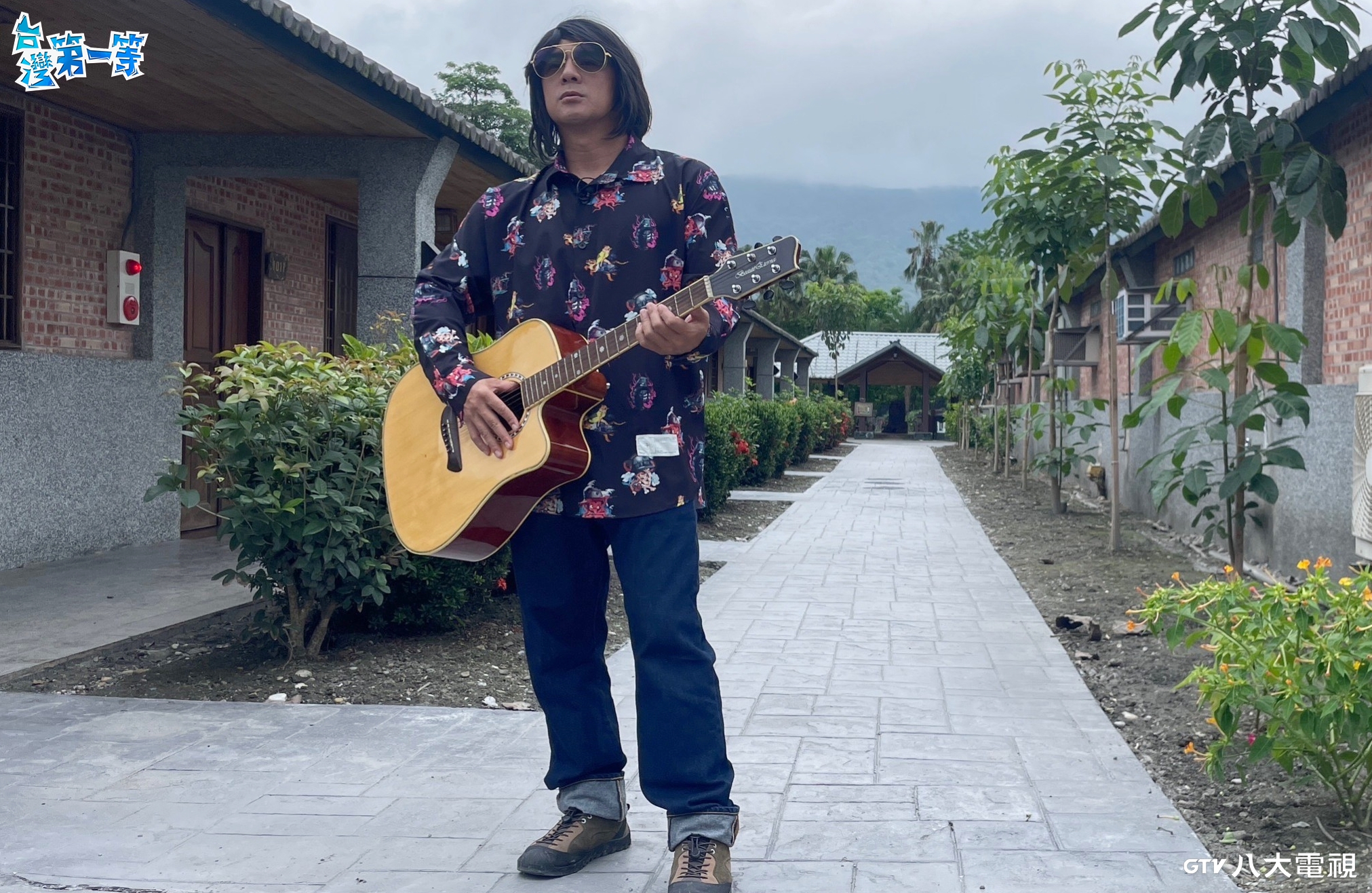 竇智孔化身伍佰出外景錄影。（八大提供）