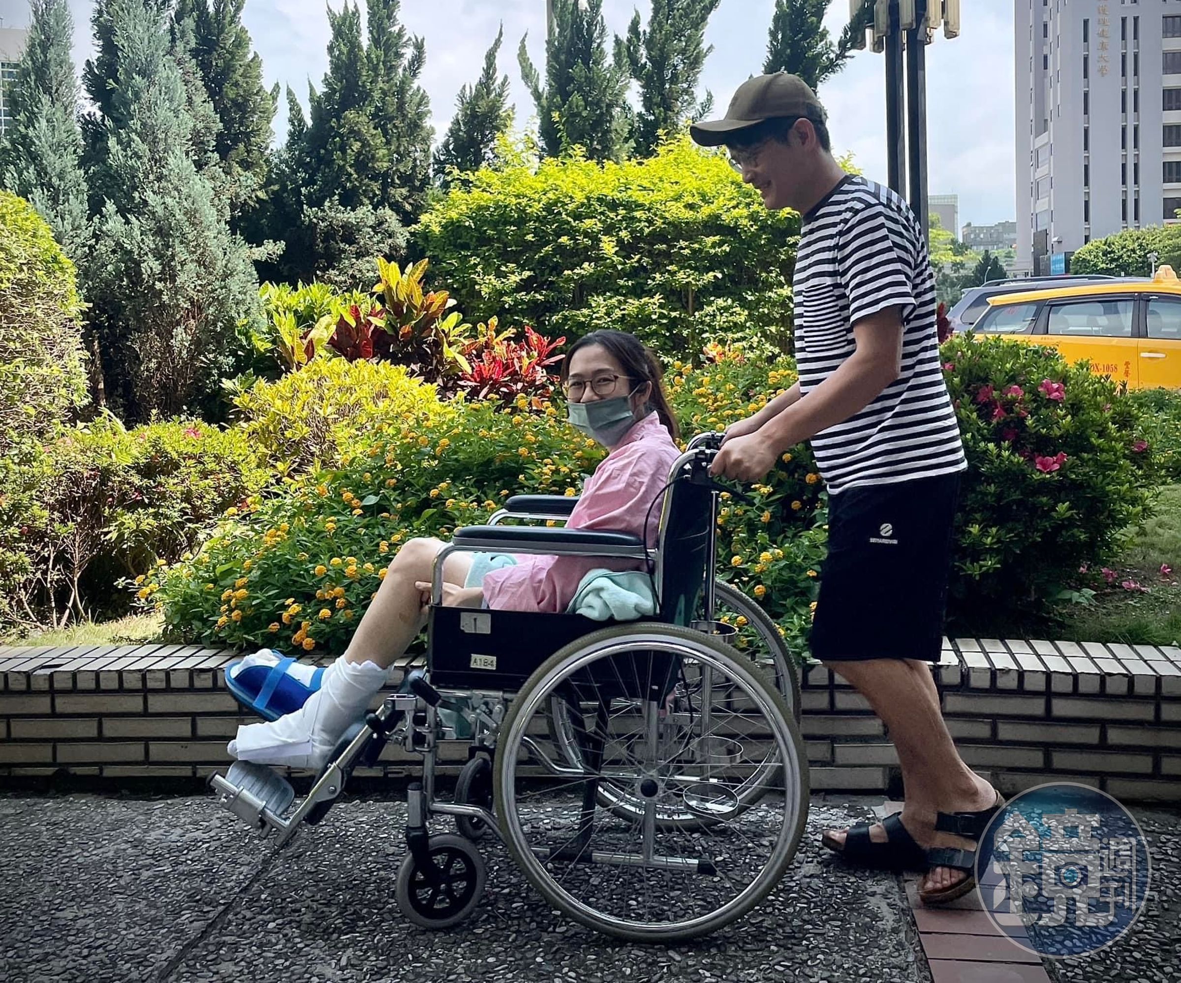羅文裕心疼太太在家中樓梯跌倒，兩條腿都骨折。（翻攝自羅文裕臉書）
