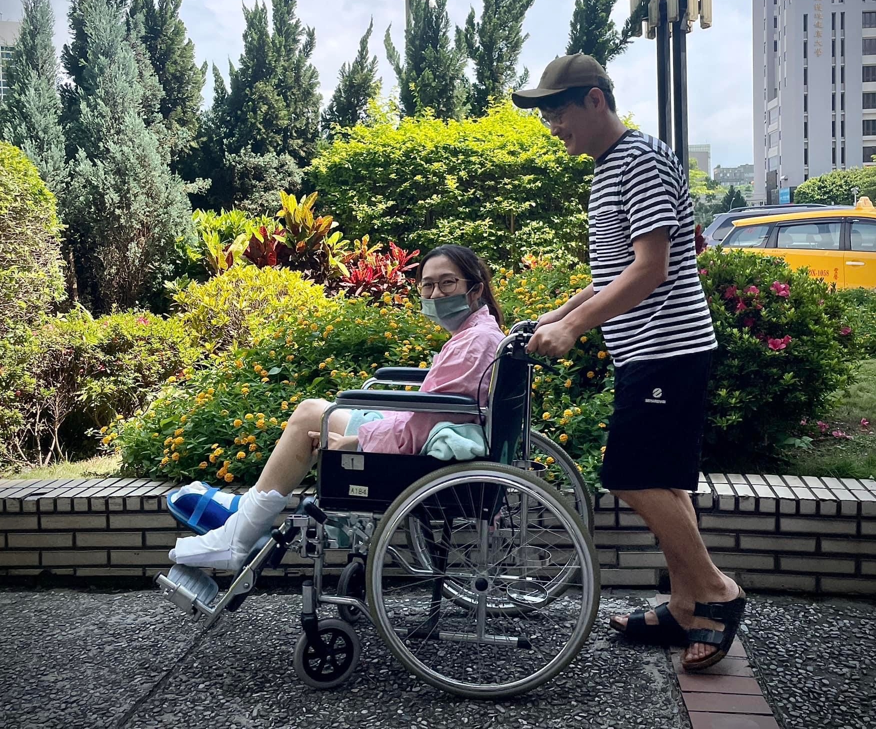 羅文裕心疼太太在家中樓梯跌倒，兩條腿都骨折。（翻攝自羅文裕臉書）