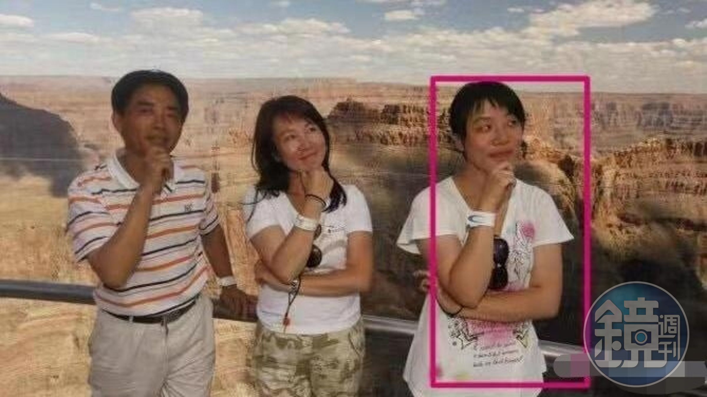 董女過去的照片被出土,跟現在判若兩人。(翻自微博)