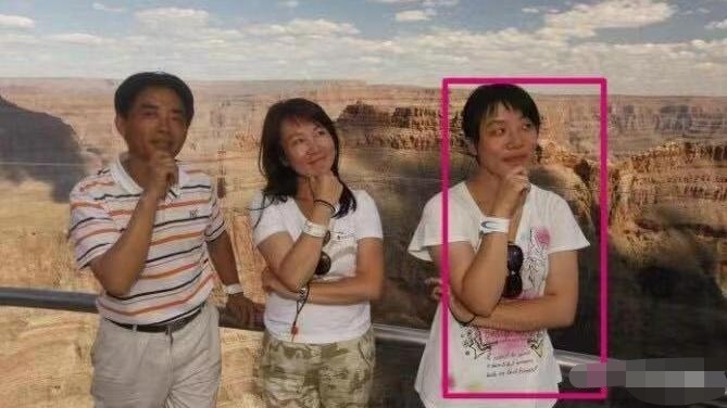 董女過去的照片被出土,跟現在判若兩人。(翻自微博)